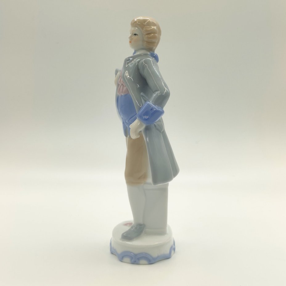 Статуэтка "Галантный кавалер", фарфор, роспись, Китай, 1980-2000 гг.