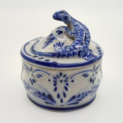 Шкатулка с фигурным навершием в виде ящерицы