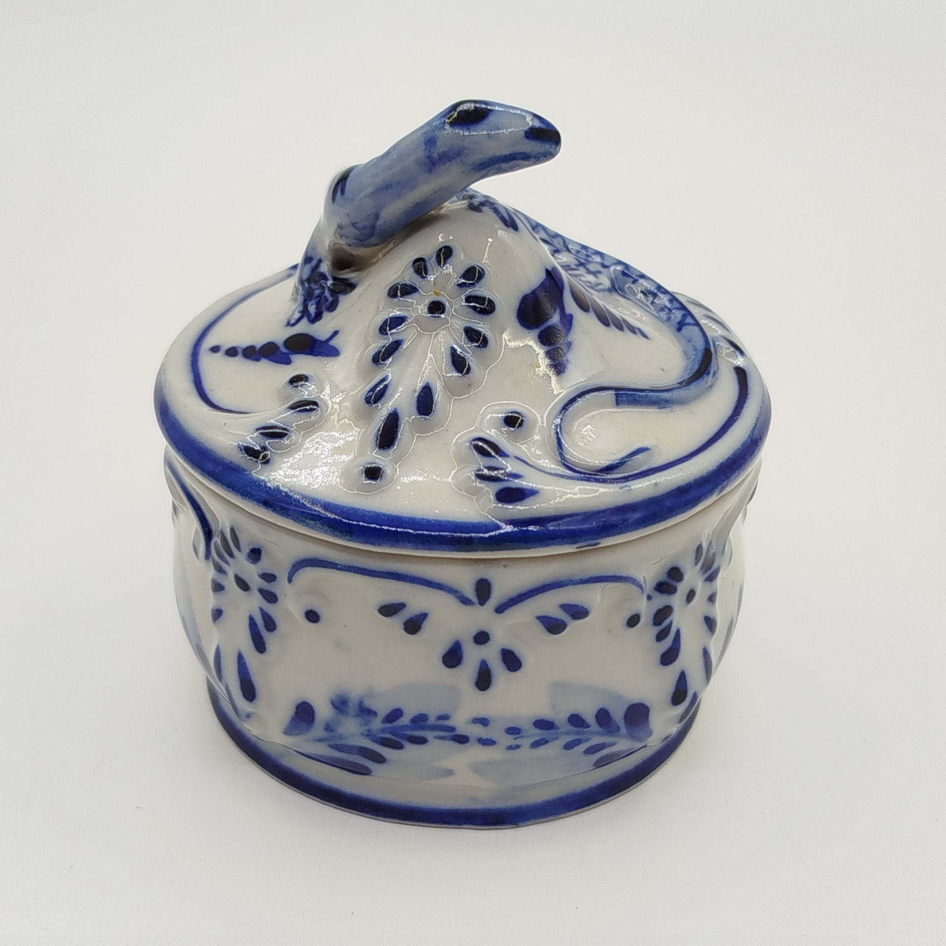 Шкатулка с фигурным навершием в виде ящерицы