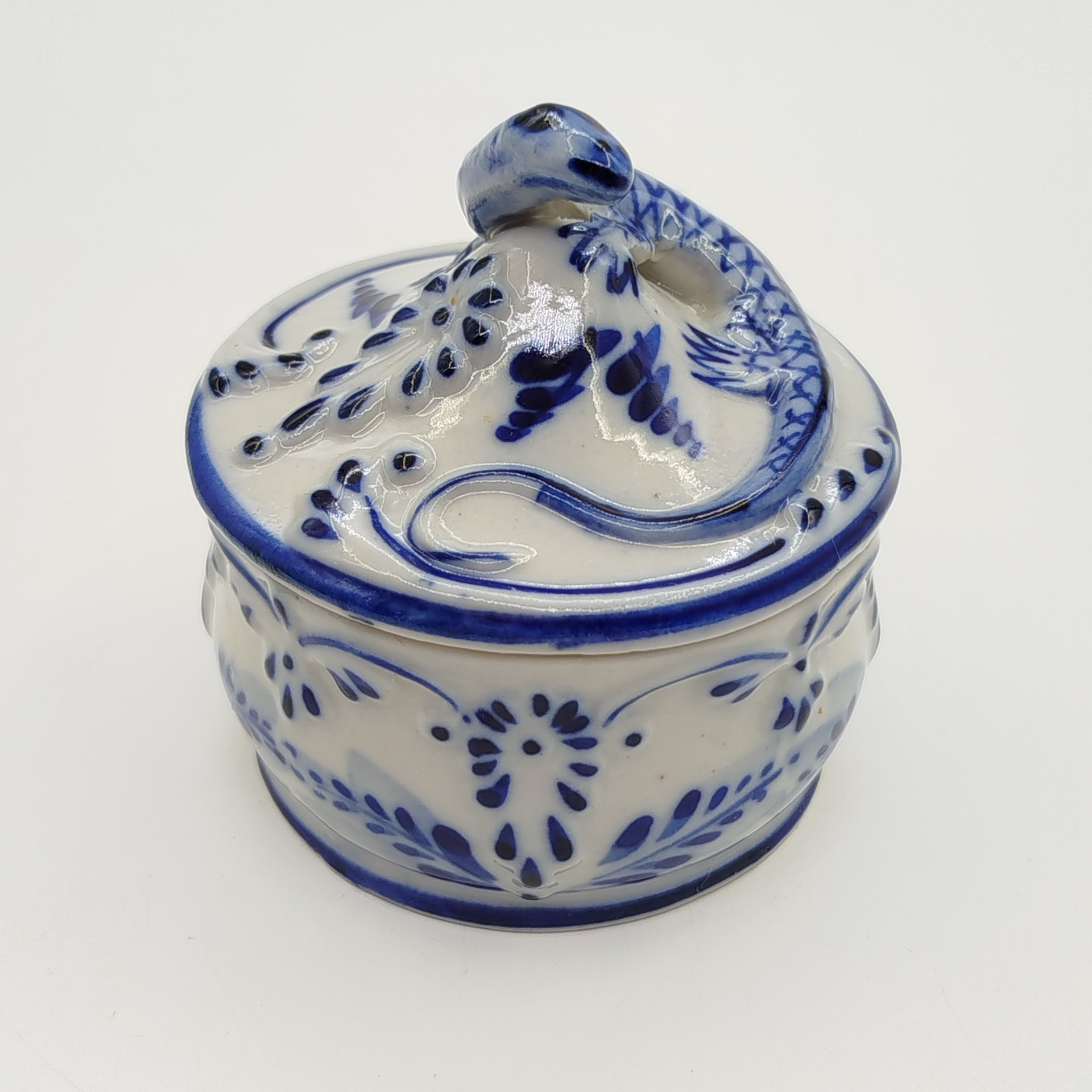 Шкатулка с фигурным навершием в виде ящерицы