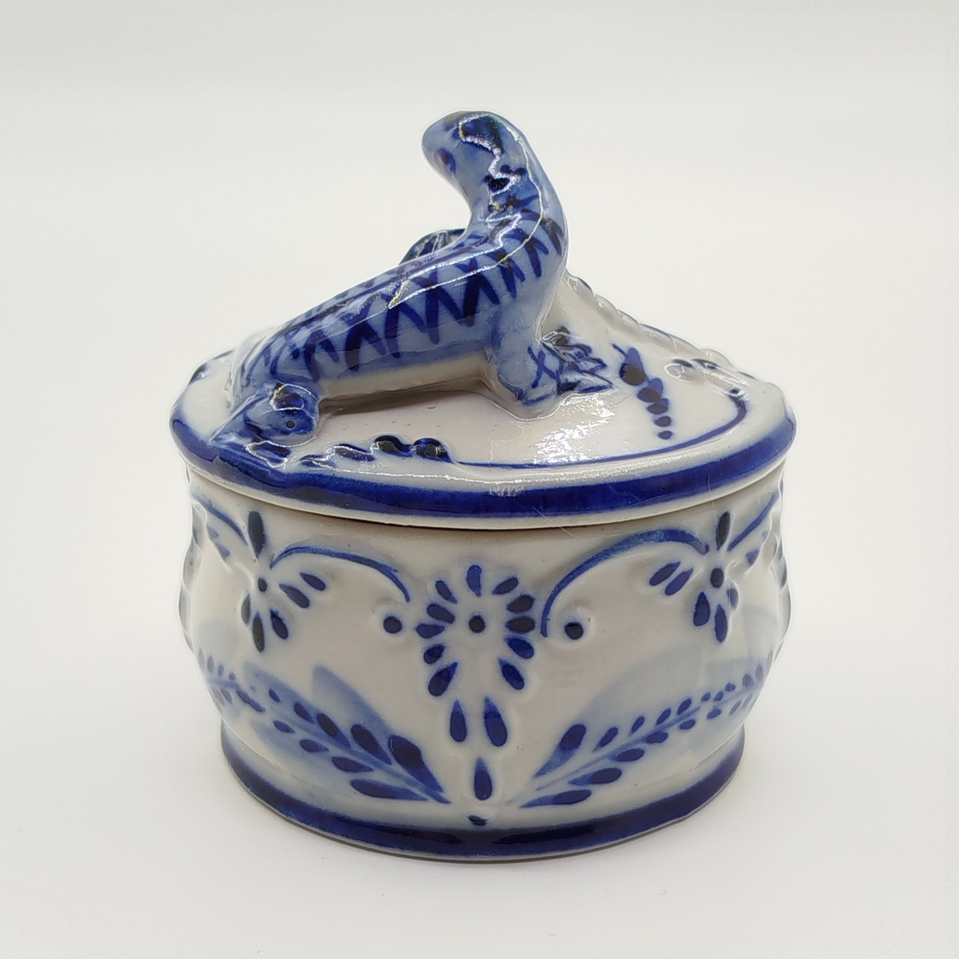 Шкатулка с фигурным навершием в виде ящерицы