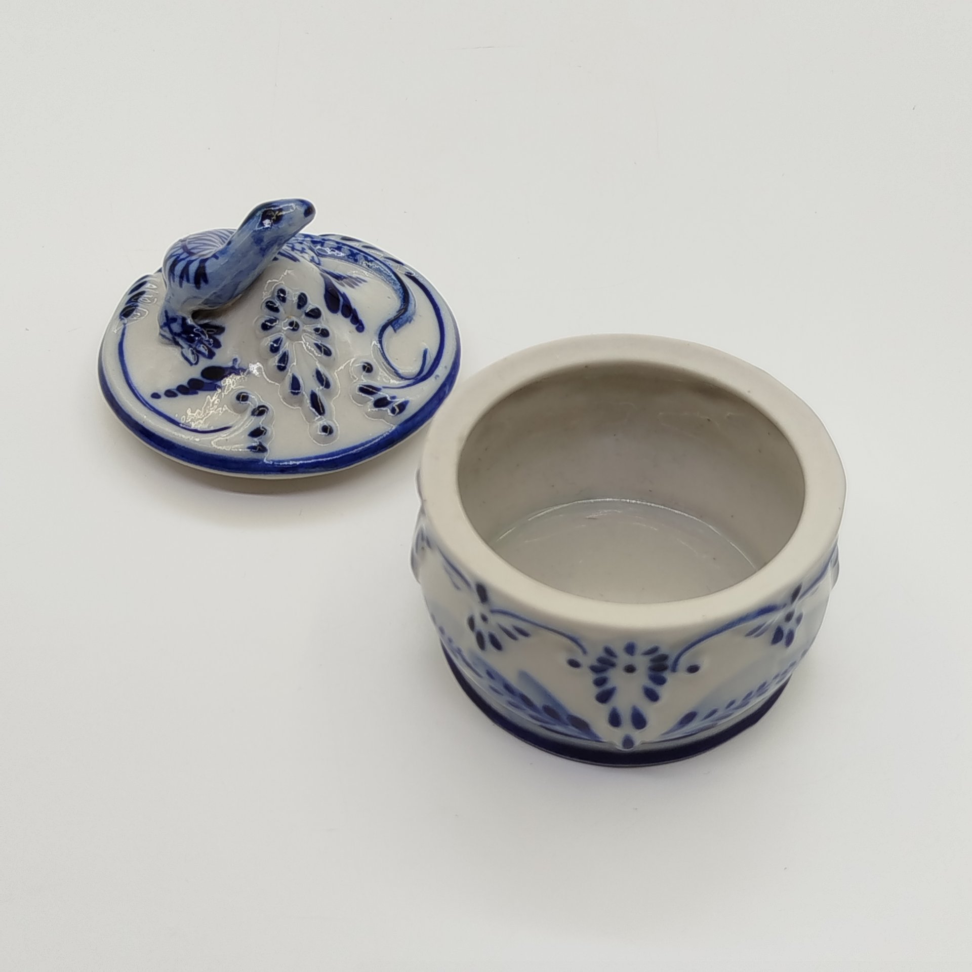 Шкатулка с фигурным навершием в виде ящерицы