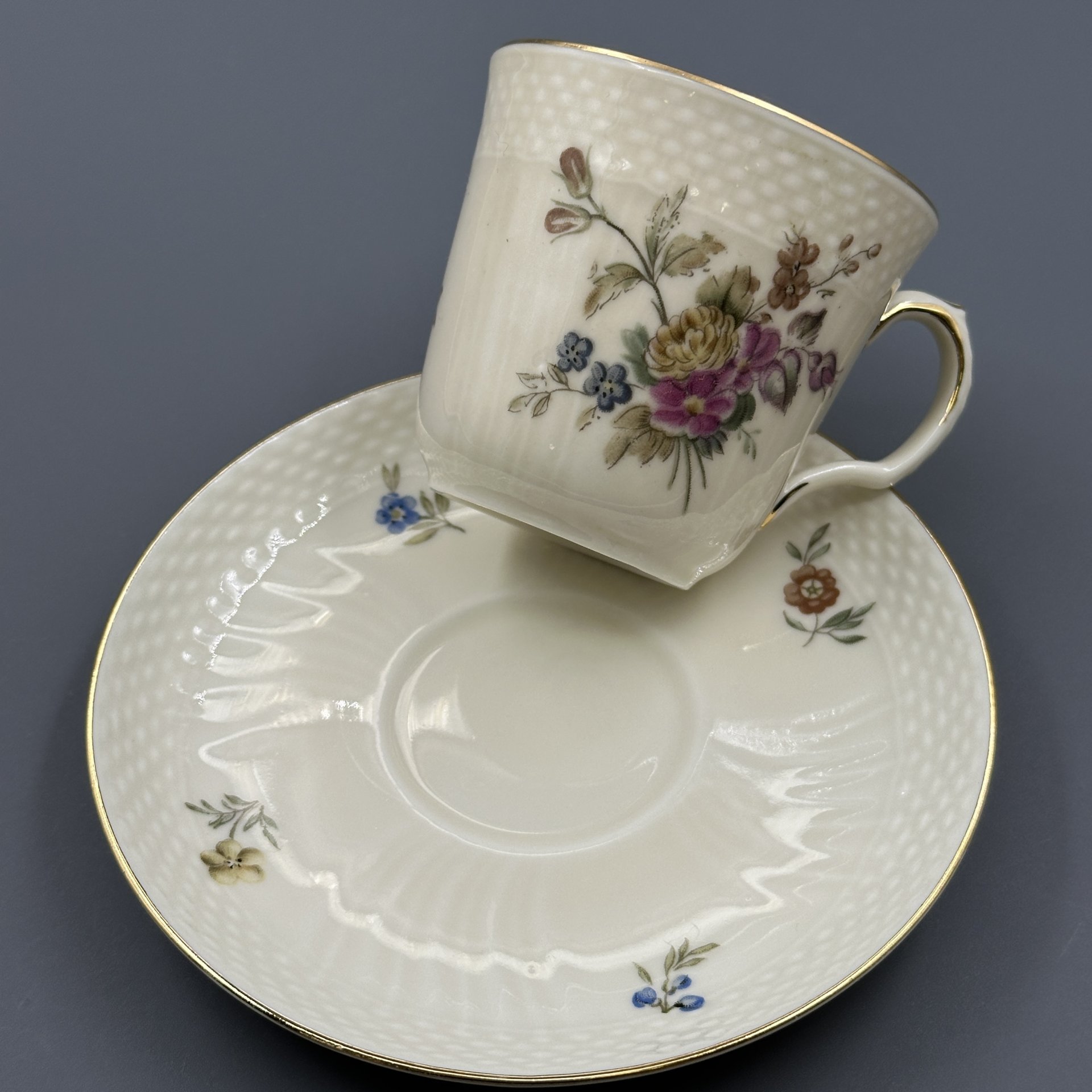 Пара кофейная с цветочным декором, фарфор, деколь, золочение, Royal Copenhagen, Дания, 1951-1952 гг., Royal Copenhagen
