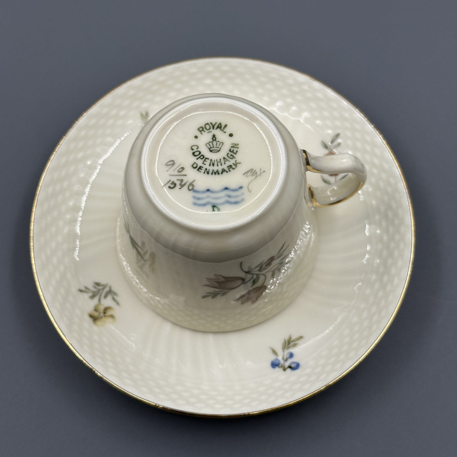 Пара кофейная с цветочным декором, фарфор, деколь, золочение, Royal Copenhagen, Дания, 1951-1952 гг., Royal Copenhagen