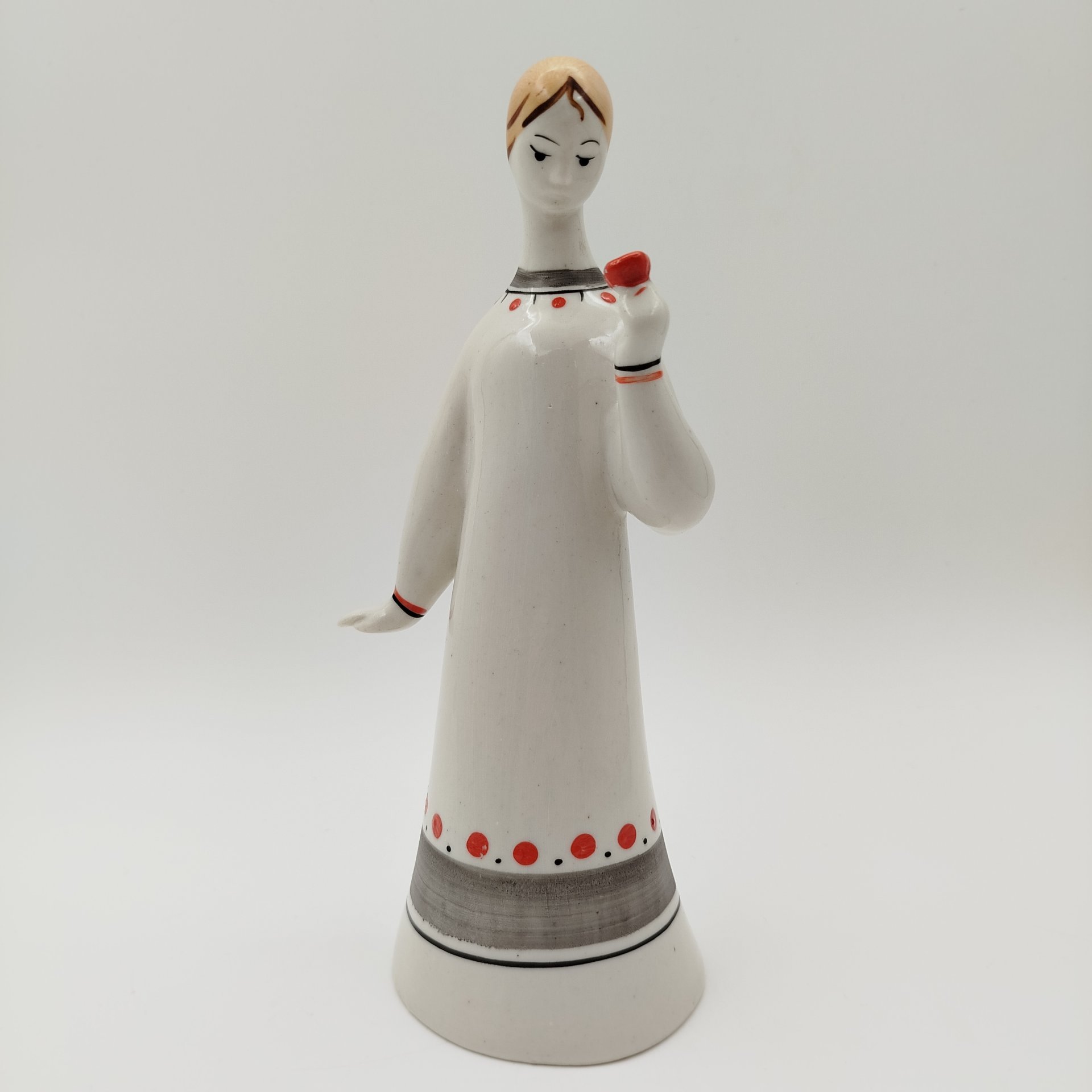 Статуэтка "Аленький цветочек" ("Девушка с цветком"), автор Н.Б. Квитницкая, фарфор, роспись, Турыгинский фарфоровый завод артели «Художественная керамика» (Гжель), СССР, 1950-1960 гг.