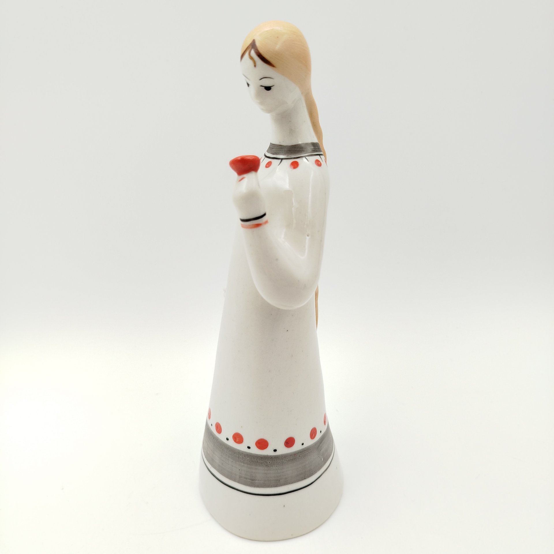 Статуэтка "Аленький цветочек" ("Девушка с цветком"), автор Н.Б. Квитницкая, фарфор, роспись, Турыгинский фарфоровый завод артели «Художественная керамика» (Гжель), СССР, 1950-1960 гг.