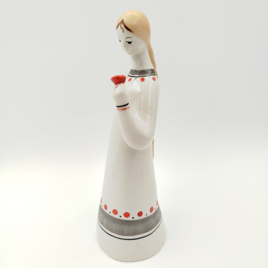 Статуэтка "Аленький цветочек" ("Девушка с цветком"), автор Н.Б. Квитницкая, фарфор, роспись, Турыгинский фарфоровый завод артели «Художественная керамика» (Гжель), СССР, 1950-1960 гг.