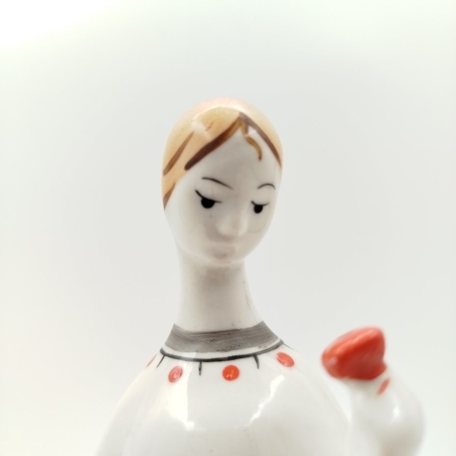 Статуэтка "Аленький цветочек" ("Девушка с цветком"), автор Н.Б. Квитницкая, фарфор, роспись, Турыгинский фарфоровый завод артели «Художественная керамика» (Гжель), СССР, 1950-1960 гг.