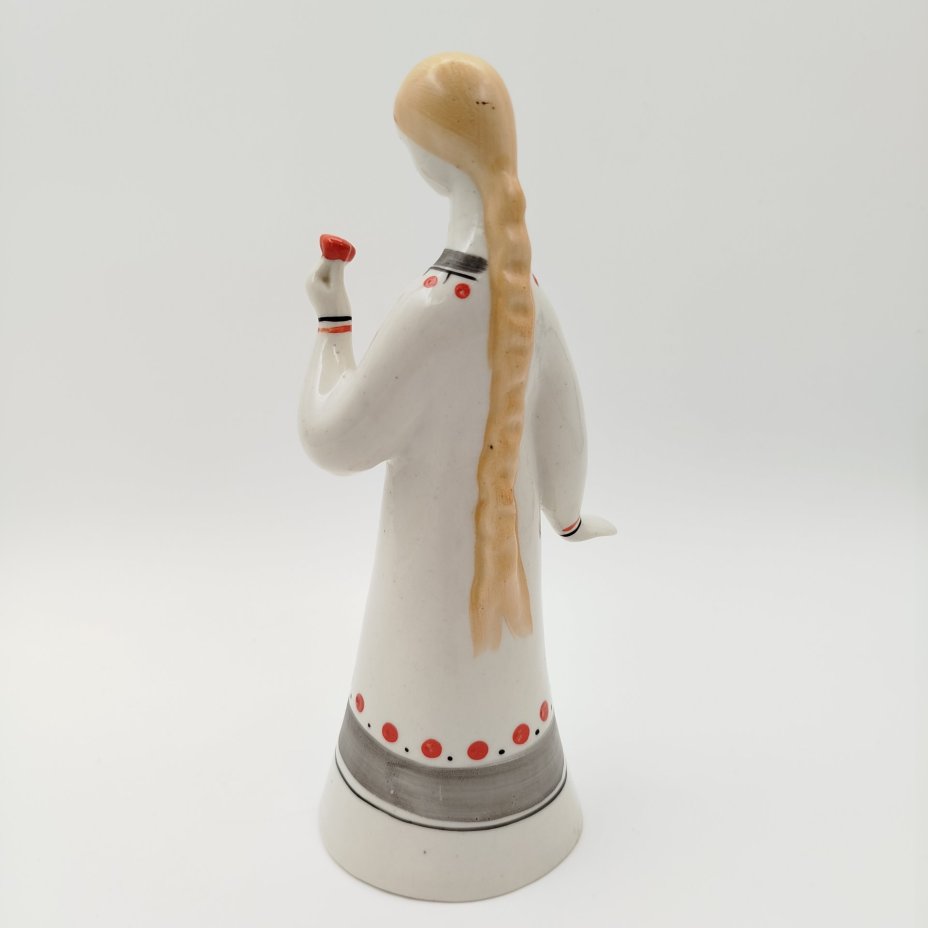 Статуэтка "Аленький цветочек" ("Девушка с цветком"), автор Н.Б. Квитницкая, фарфор, роспись, Турыгинский фарфоровый завод артели «Художественная керамика» (Гжель), СССР, 1950-1960 гг.