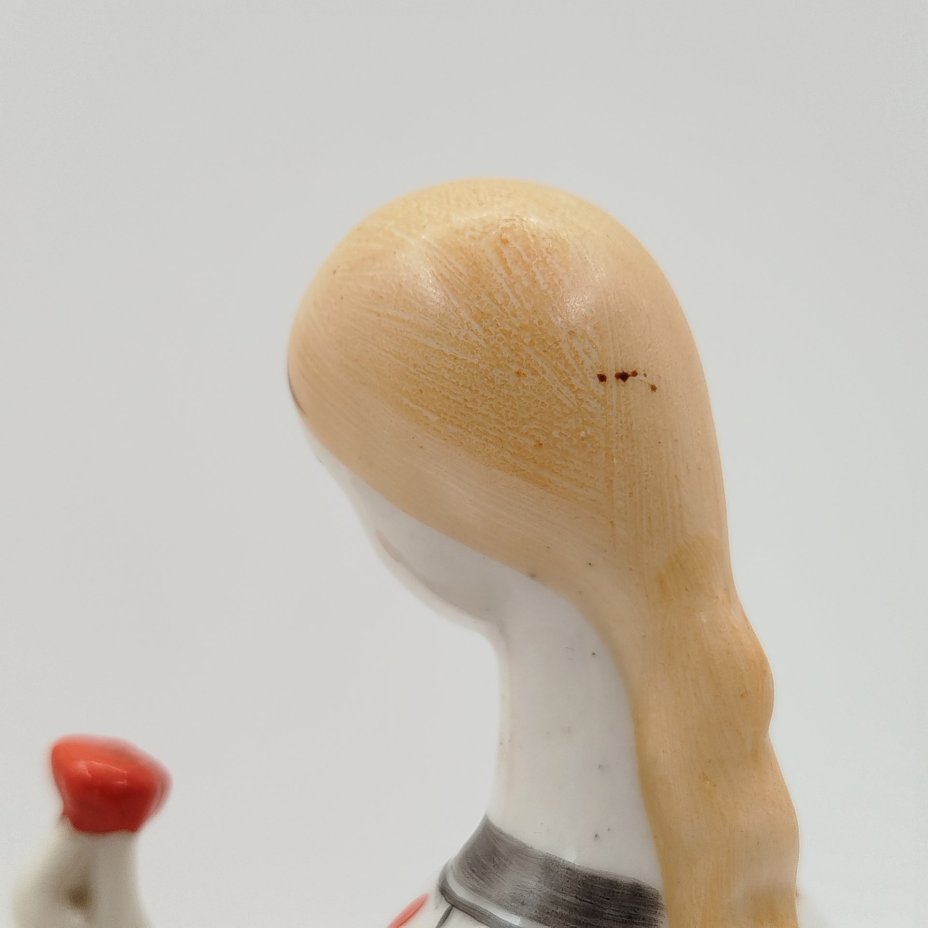 Статуэтка "Аленький цветочек" ("Девушка с цветком"), автор Н.Б. Квитницкая, фарфор, роспись, Турыгинский фарфоровый завод артели «Художественная керамика» (Гжель), СССР, 1950-1960 гг.