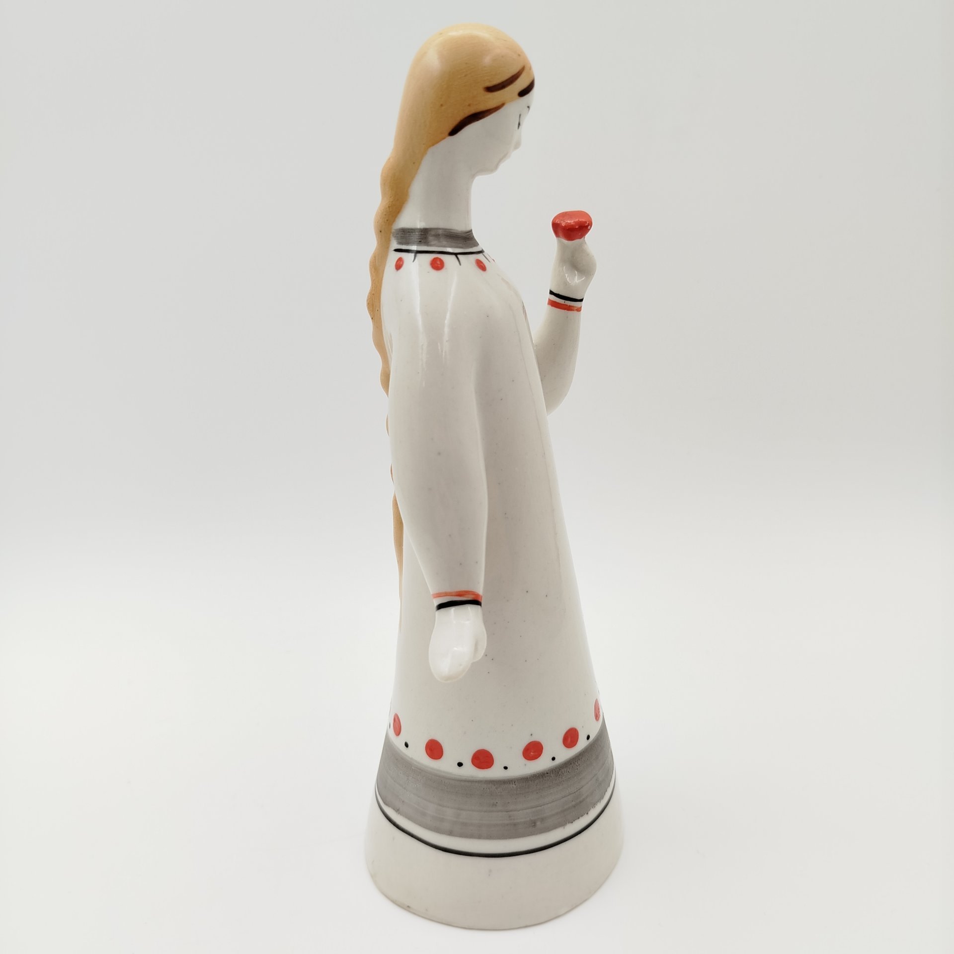 Статуэтка "Аленький цветочек" ("Девушка с цветком"), автор Н.Б. Квитницкая, фарфор, роспись, Турыгинский фарфоровый завод артели «Художественная керамика» (Гжель), СССР, 1950-1960 гг.