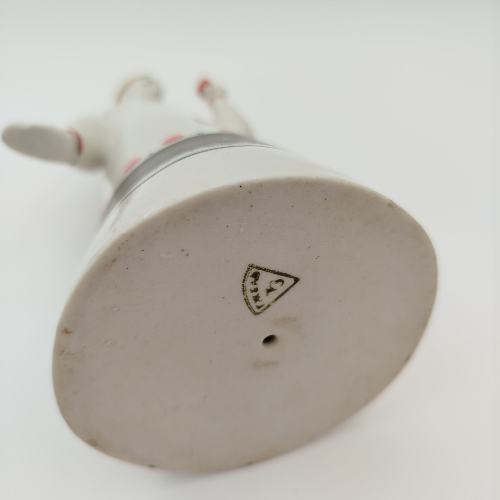 Статуэтка "Аленький цветочек" ("Девушка с цветком"), автор Н.Б. Квитницкая, фарфор, роспись, Турыгинский фарфоровый завод артели «Художественная керамика» (Гжель), СССР, 1950-1960 гг.