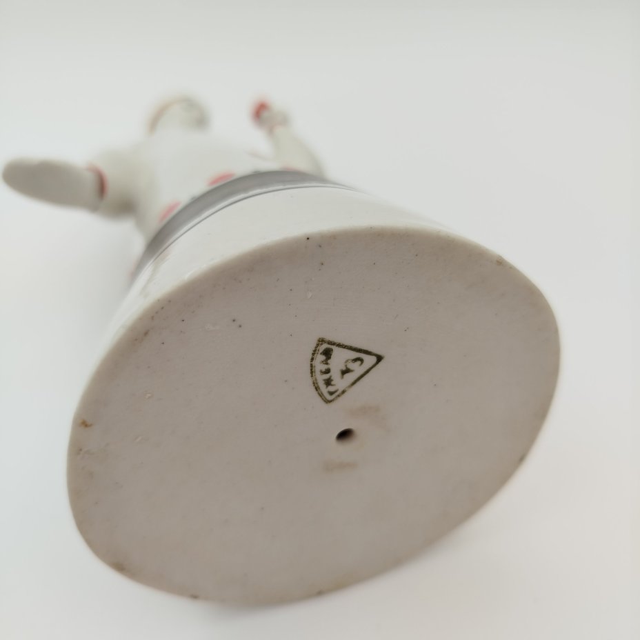 Статуэтка "Аленький цветочек" ("Девушка с цветком"), автор Н.Б. Квитницкая, фарфор, роспись, Турыгинский фарфоровый завод артели «Художественная керамика» (Гжель), СССР, 1950-1960 гг.