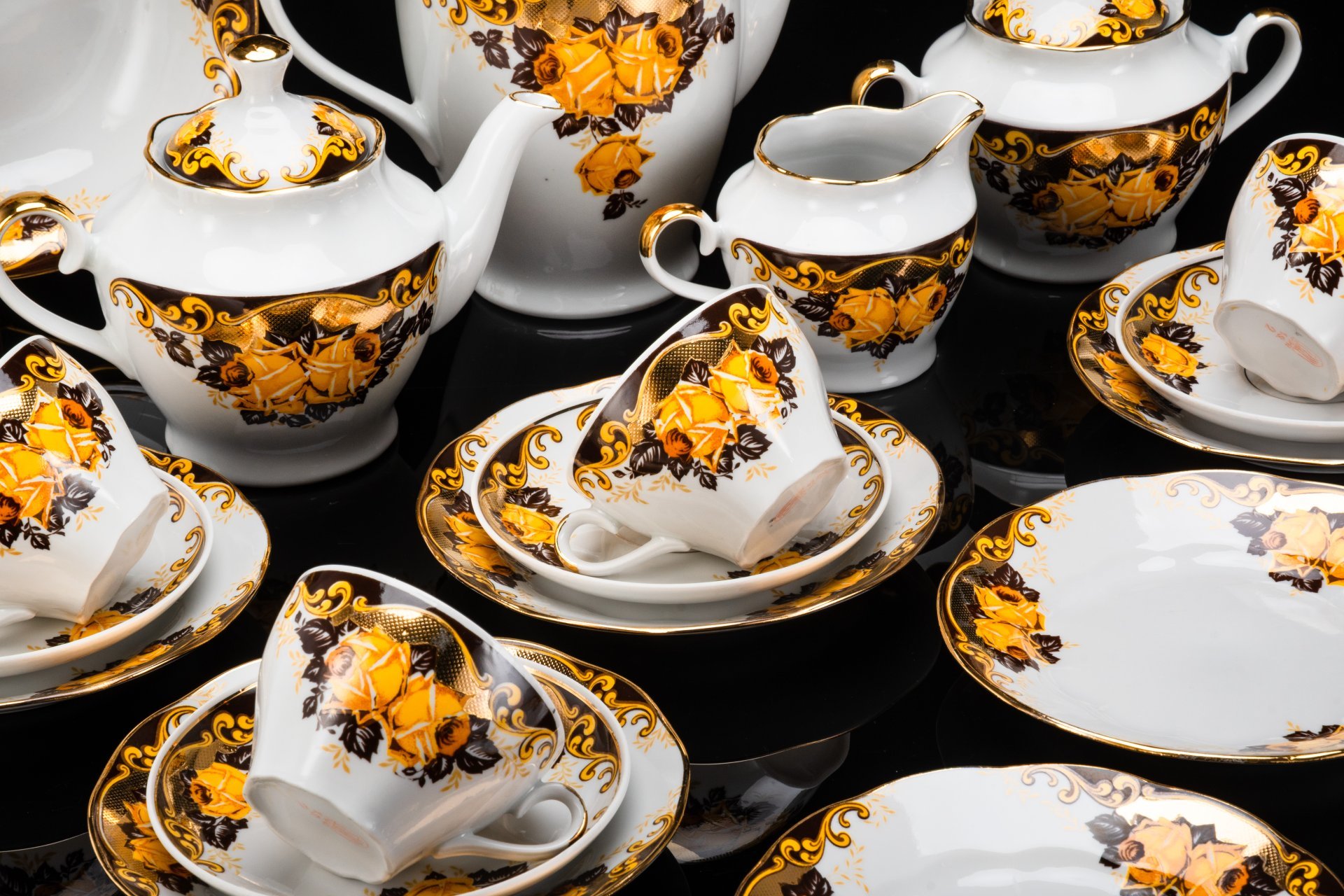 Сервиз чайно-кофейный "Жёлтая роза" на 4 персоны (19 предметов), фарфор, деколь, золочение, Рижский фарфорово-фаянсовый завод, СССР, 1960-1980 гг.