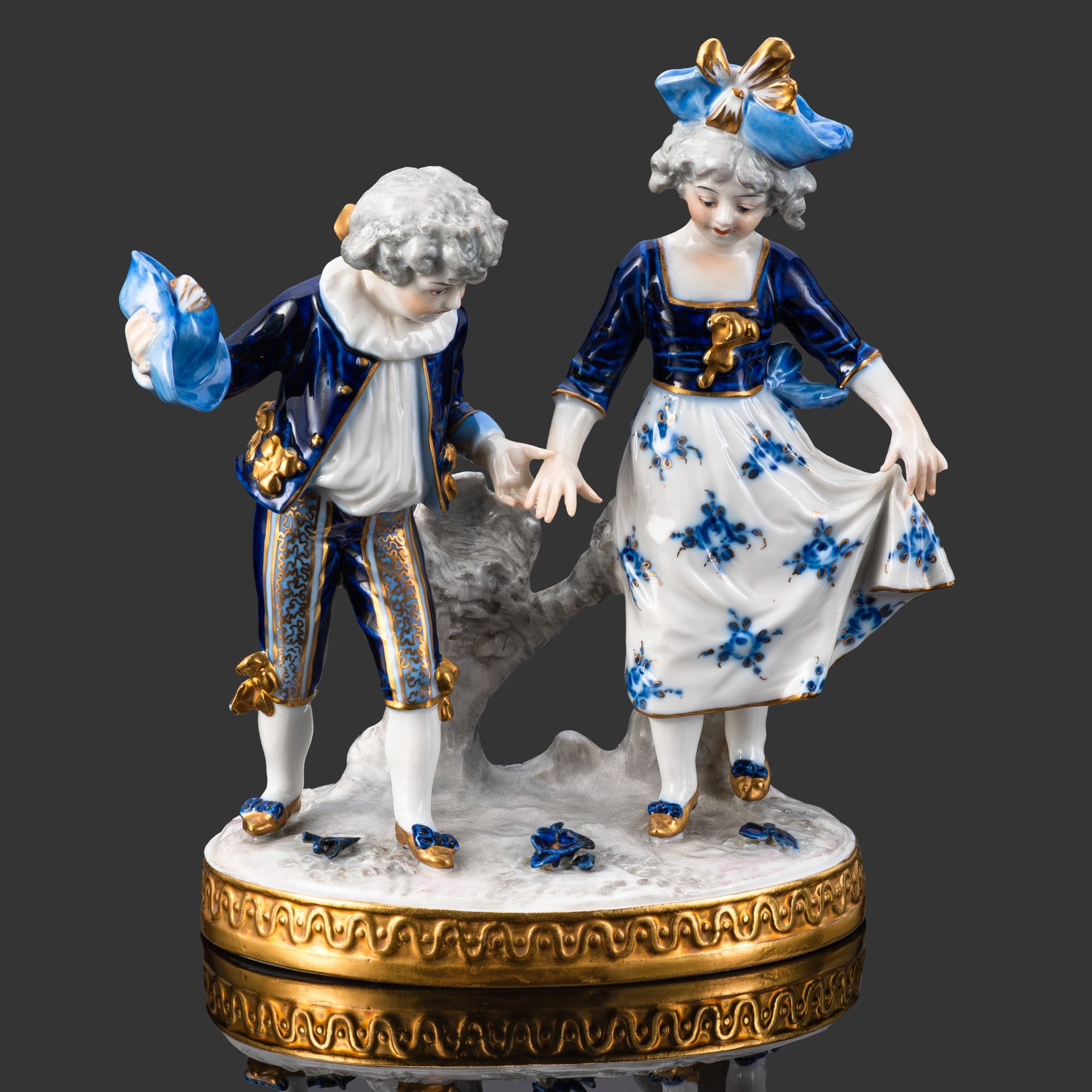 Статуэтка "Приглашение на танец", фарфор, роспись, золочение, Aelteste Volkstedt, Германия, 1950-1970 гг.