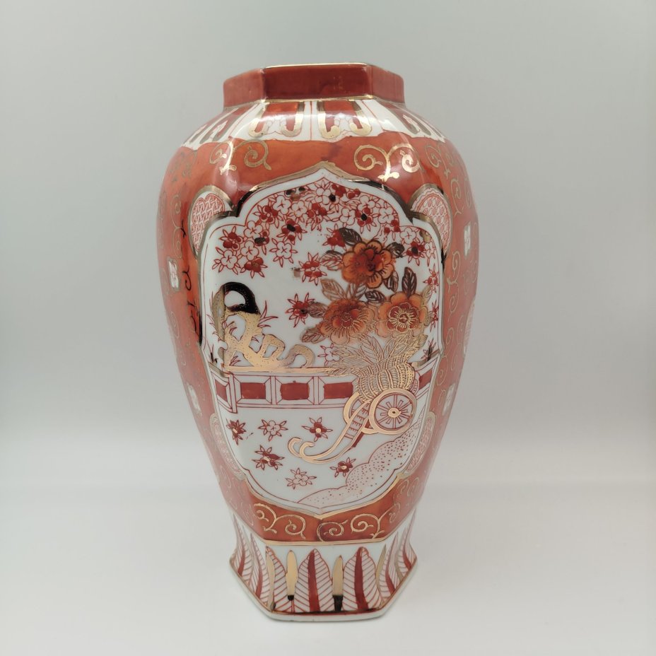 Ваза с шестигранным краем, украшенная экзотическим цветочным декором, фарфор, роспись, золочение, Китай, 1960-1980 гг.