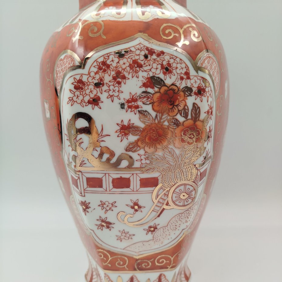 Ваза с шестигранным краем, украшенная экзотическим цветочным декором, фарфор, роспись, золочение, Китай, 1960-1980 гг.