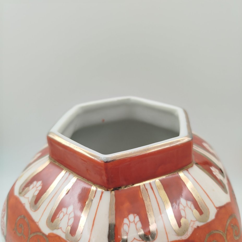 Ваза с шестигранным краем, украшенная экзотическим цветочным декором, фарфор, роспись, золочение, Китай, 1960-1980 гг.