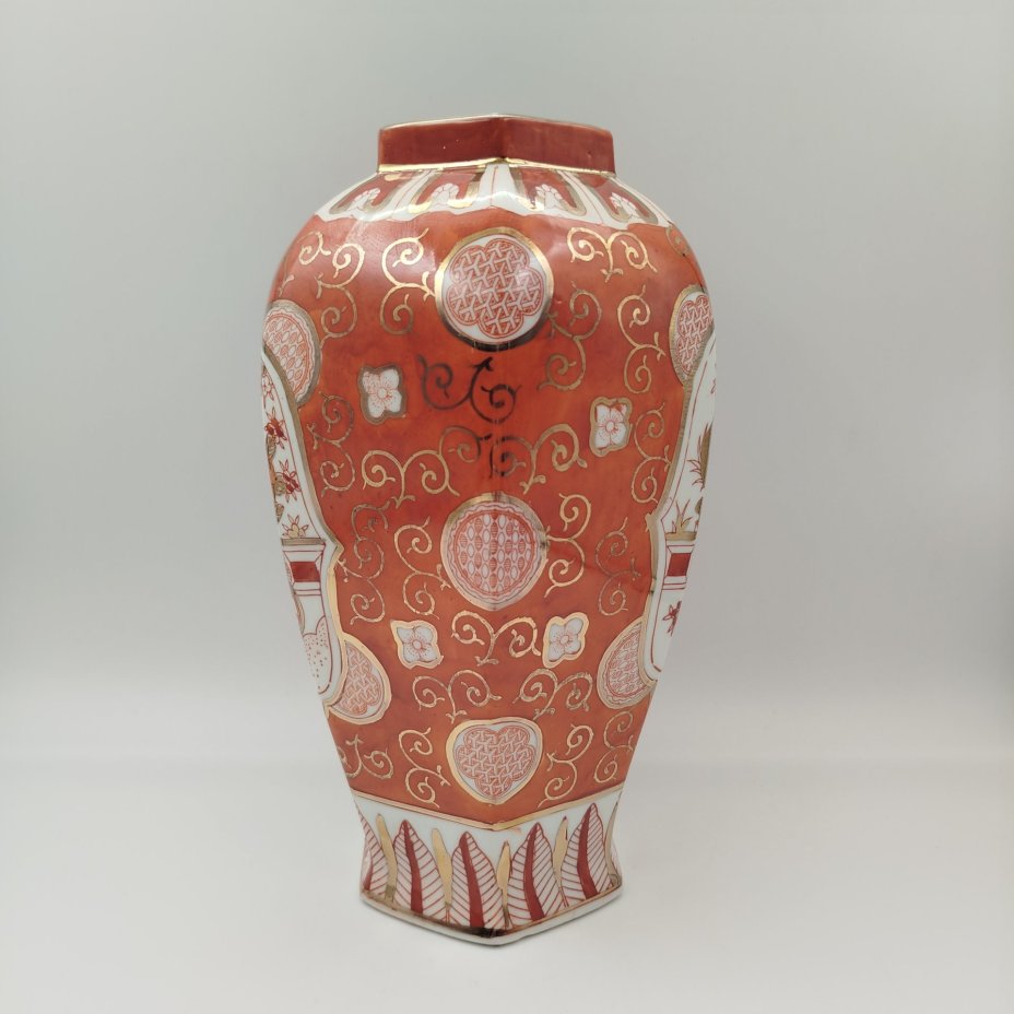 Ваза с шестигранным краем, украшенная экзотическим цветочным декором, фарфор, роспись, золочение, Китай, 1960-1980 гг.