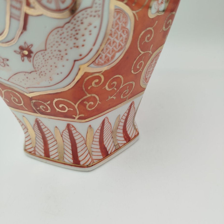 Ваза с шестигранным краем, украшенная экзотическим цветочным декором, фарфор, роспись, золочение, Китай, 1960-1980 гг.