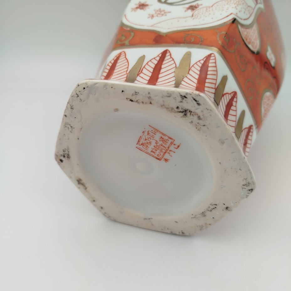 Ваза с шестигранным краем, украшенная экзотическим цветочным декором, фарфор, роспись, золочение, Китай, 1960-1980 гг.