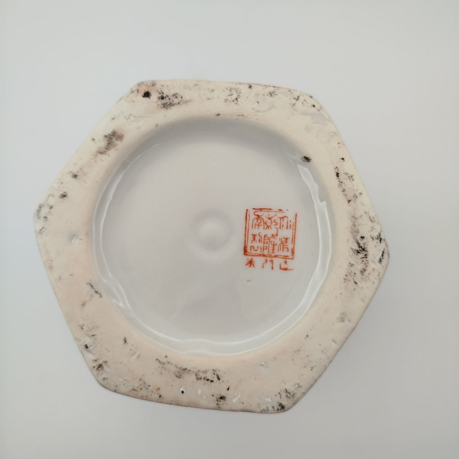 Ваза с шестигранным краем, украшенная экзотическим цветочным декором, фарфор, роспись, золочение, Китай, 1960-1980 гг.