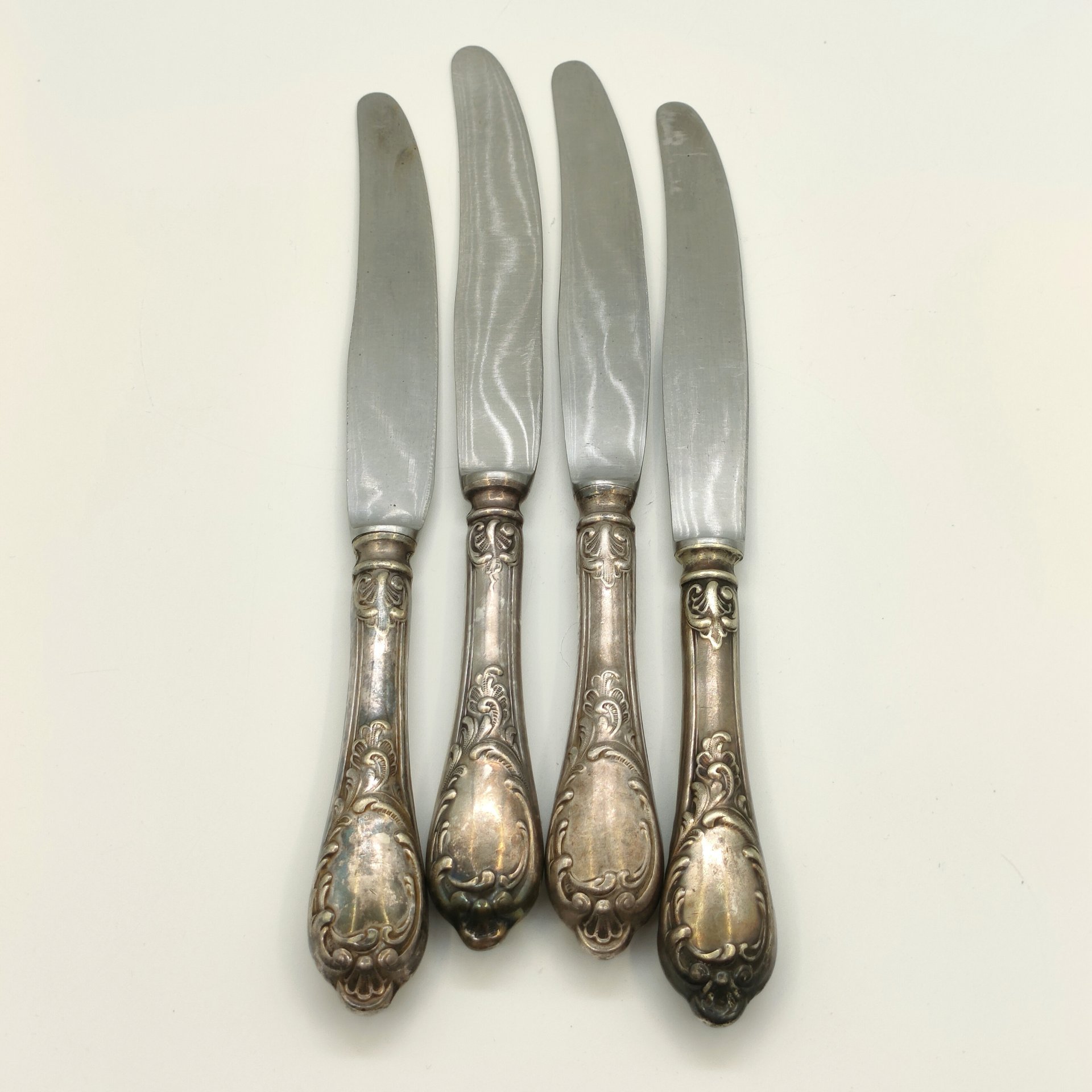 Набор из 4-х столовых ножей с растительным декором (в подборе), мНЦ (медь-никель-цинк), нержавеющая сталь, Вольнянский завод столовых приборов им. Шевченко (ЗiШ, ЗиШ), СССР, 1960-1990 гг.