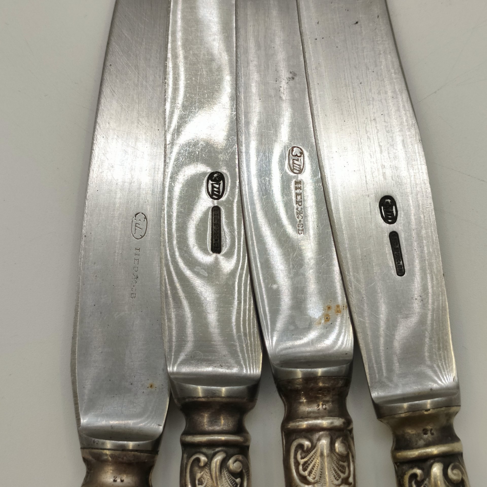 Набор из 4-х столовых ножей с растительным декором (в подборе), мНЦ (медь-никель-цинк), нержавеющая сталь, Вольнянский завод столовых приборов им. Шевченко (ЗiШ, ЗиШ), СССР, 1960-1990 гг.