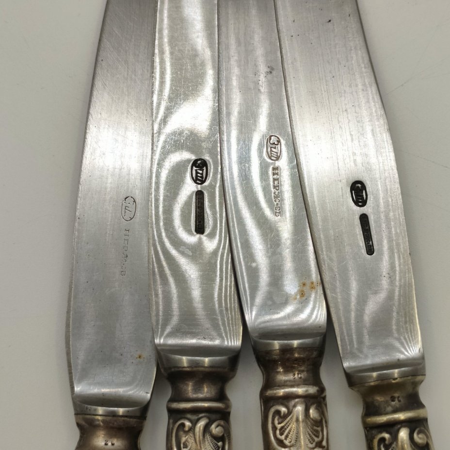 Набор из 4-х столовых ножей с растительным декором (в подборе), мНЦ (медь-никель-цинк), нержавеющая сталь, Вольнянский завод столовых приборов им. Шевченко (ЗiШ, ЗиШ), СССР, 1960-1990 гг.