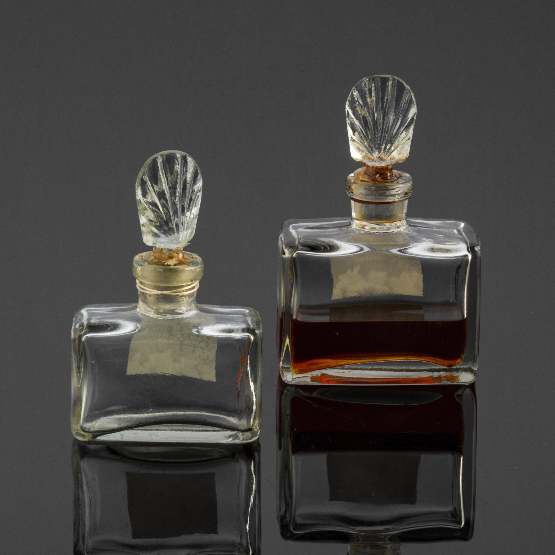 Парфюмерный набор "Белая сирень" (одеколон и флакон от духов), парфюмеры Б. Л. Гутцайт, И. Г. Вольфсон, Парфюмерно-косметический комбинат "Северное сияние"