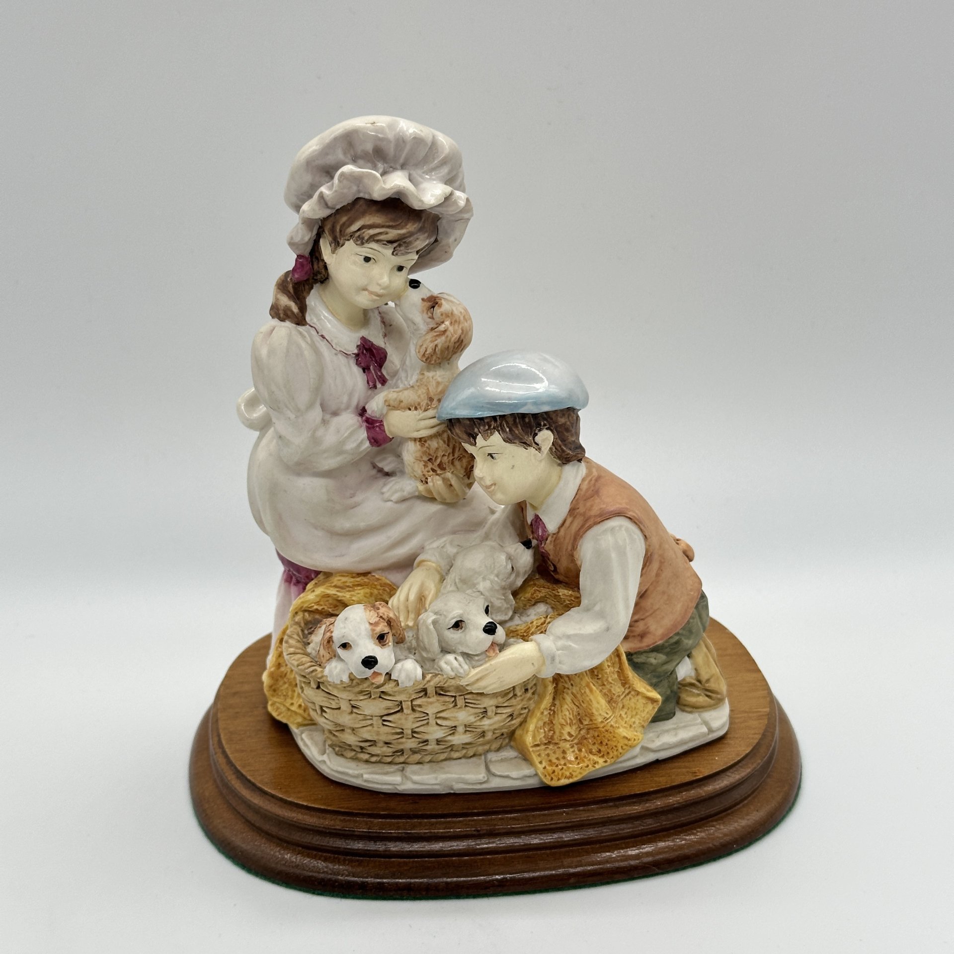 Статуэтка "Дети играют с щенками", The Leonardo Collection