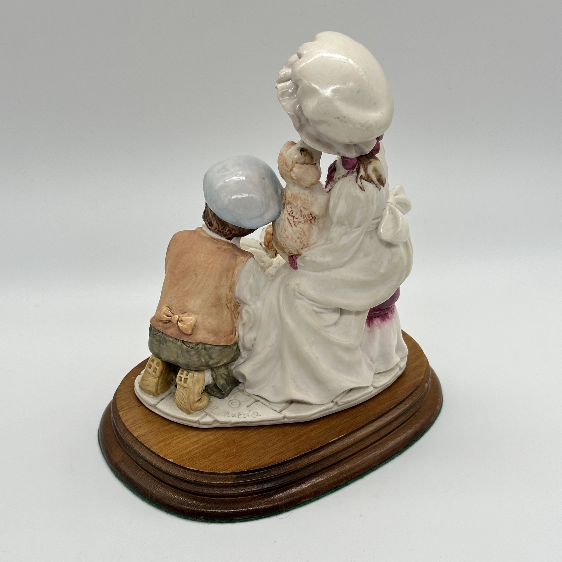 Статуэтка "Дети играют с щенками", The Leonardo Collection