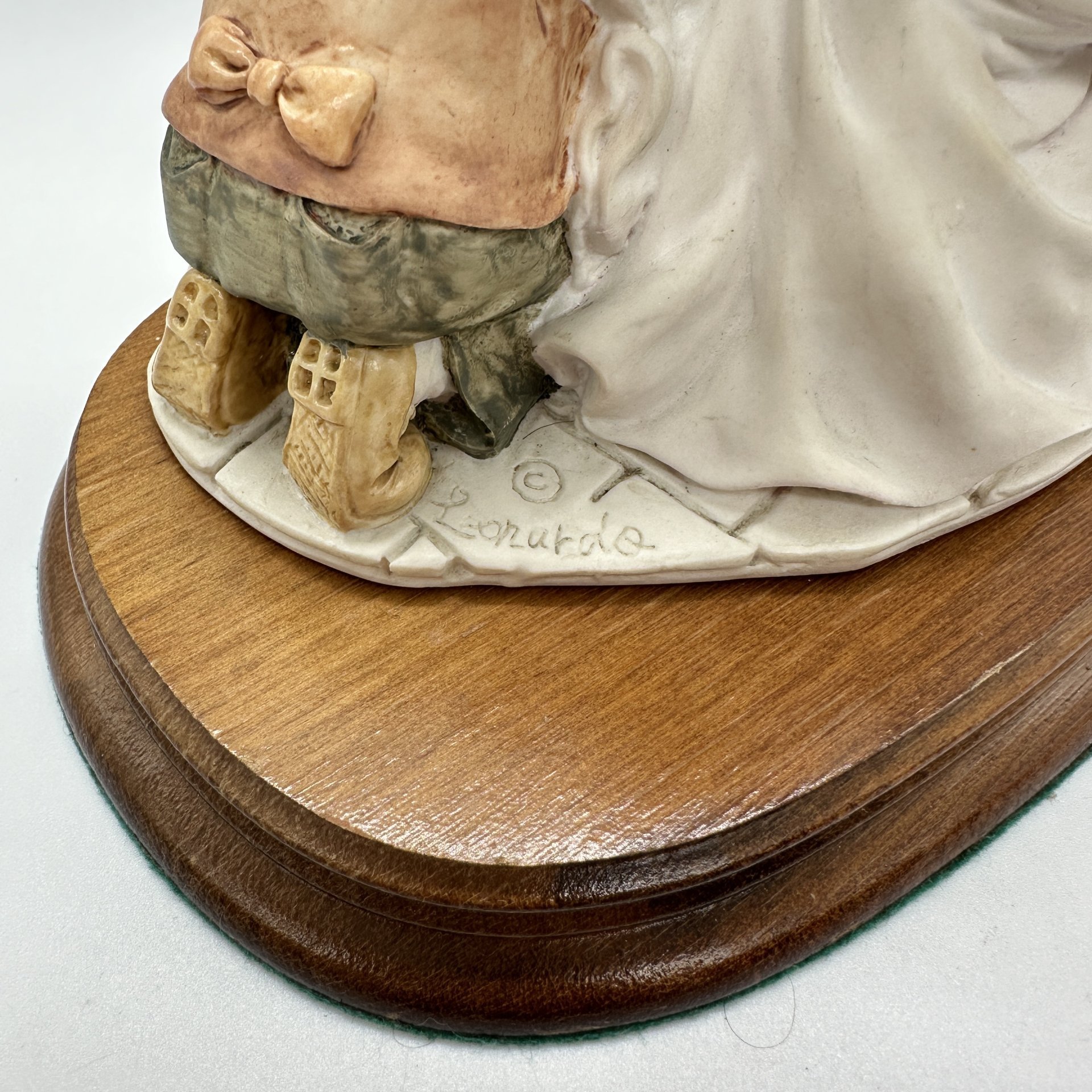 Статуэтка "Дети играют с щенками", The Leonardo Collection