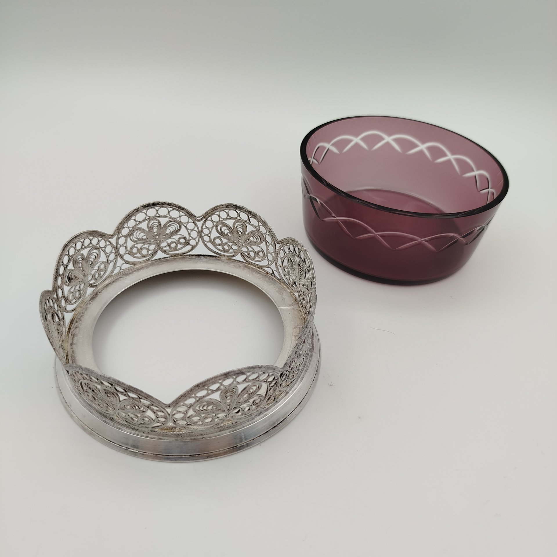 Сахарница из марганцевого стекла с подставкой в технике скань, мельхиор, стекло, Мстерская художественная фабрика  «Ювелир», Мстерская художественная фабрика  «Ювелир»