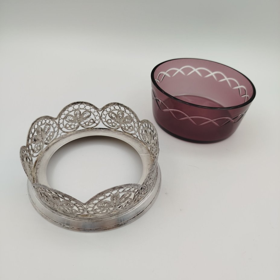 Сахарница из марганцевого стекла с подставкой в технике скань, мельхиор, стекло, Мстерская художественная фабрика  «Ювелир», Мстерская художественная фабрика  «Ювелир»