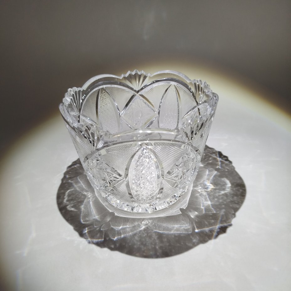 Конфетница с резным декором