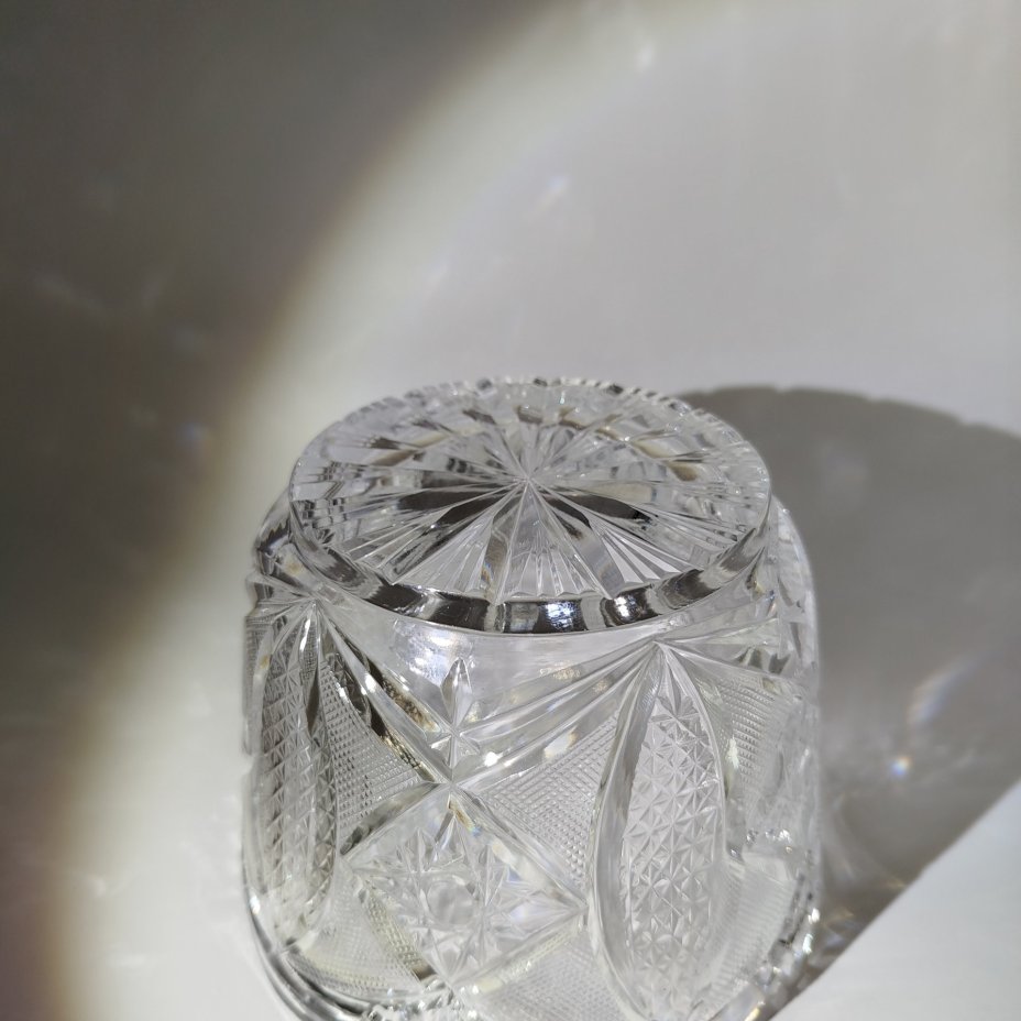 Конфетница с резным декором