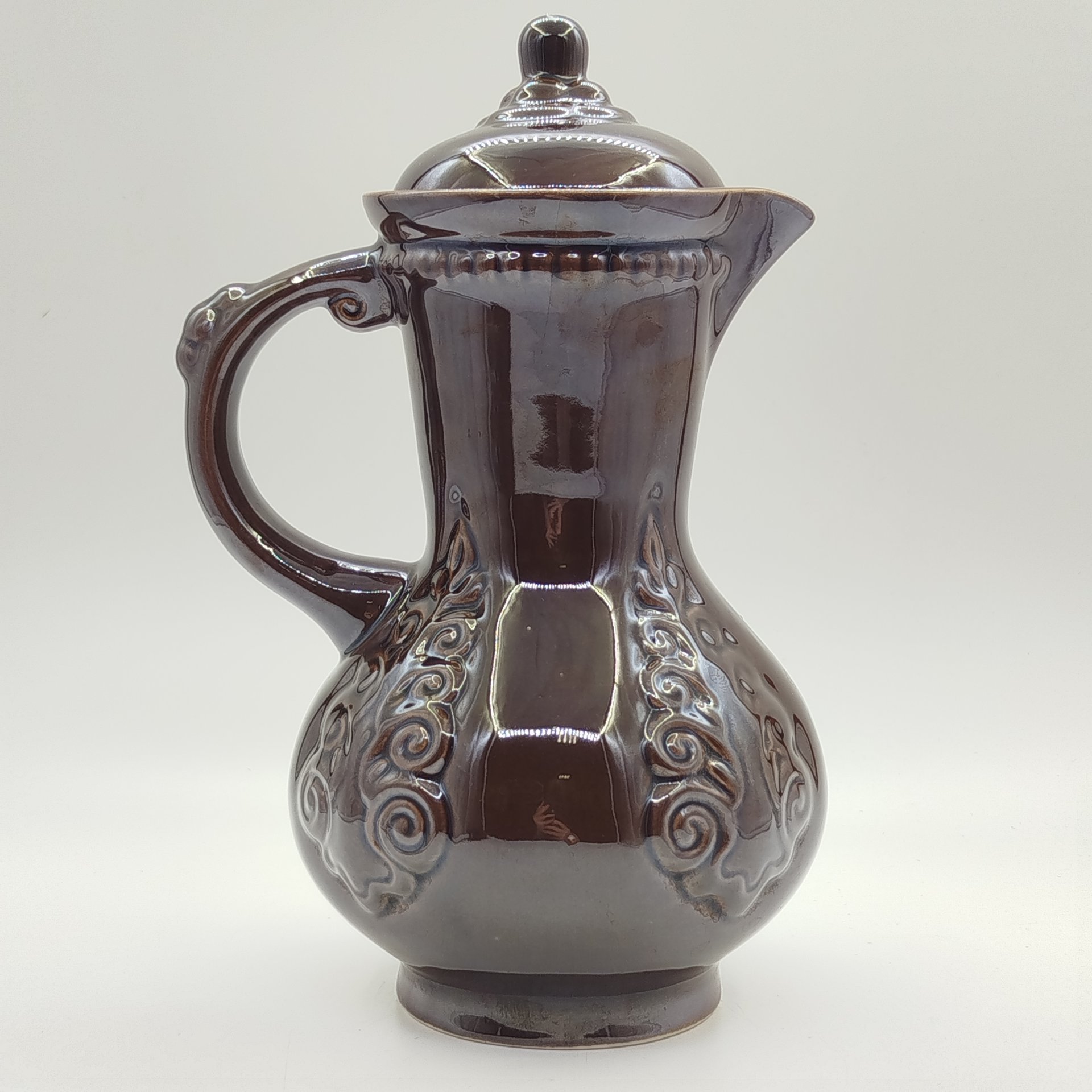 Кувшин с монохромным объемным орнаментальным декором, керамика, глазурь, СССР, 1970-1990 гг.