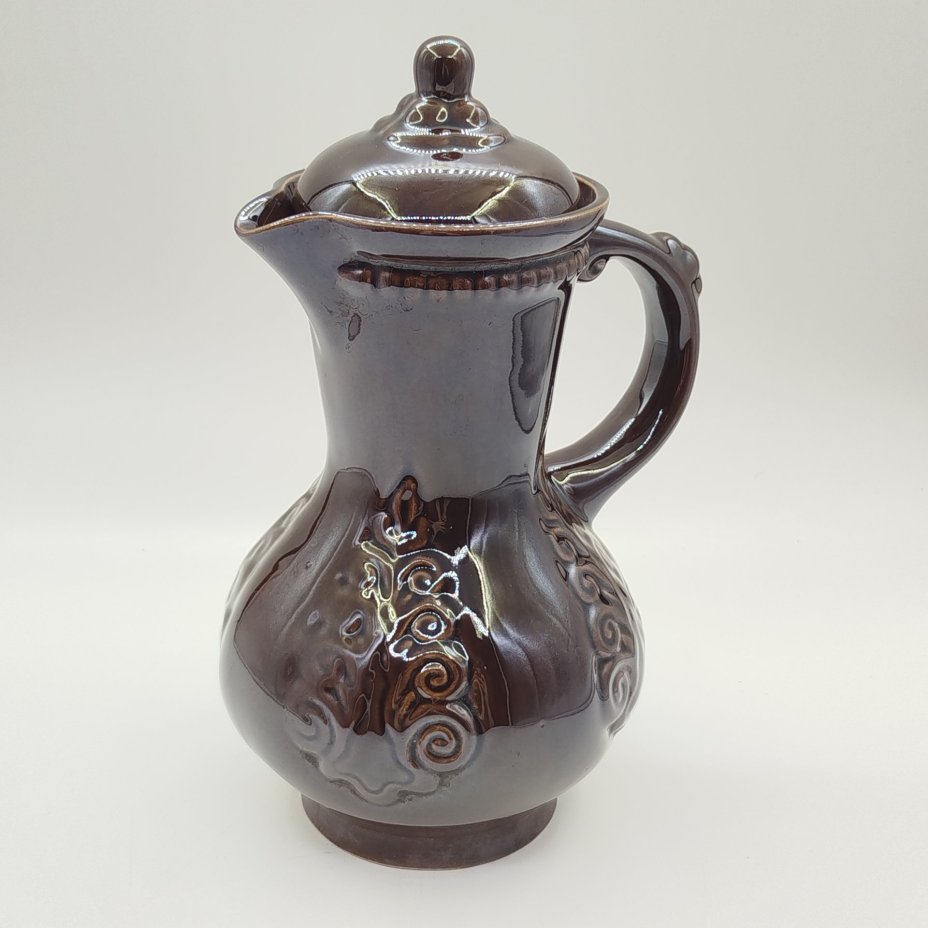 Кувшин с монохромным объемным орнаментальным декором, керамика, глазурь, СССР, 1970-1990 гг.