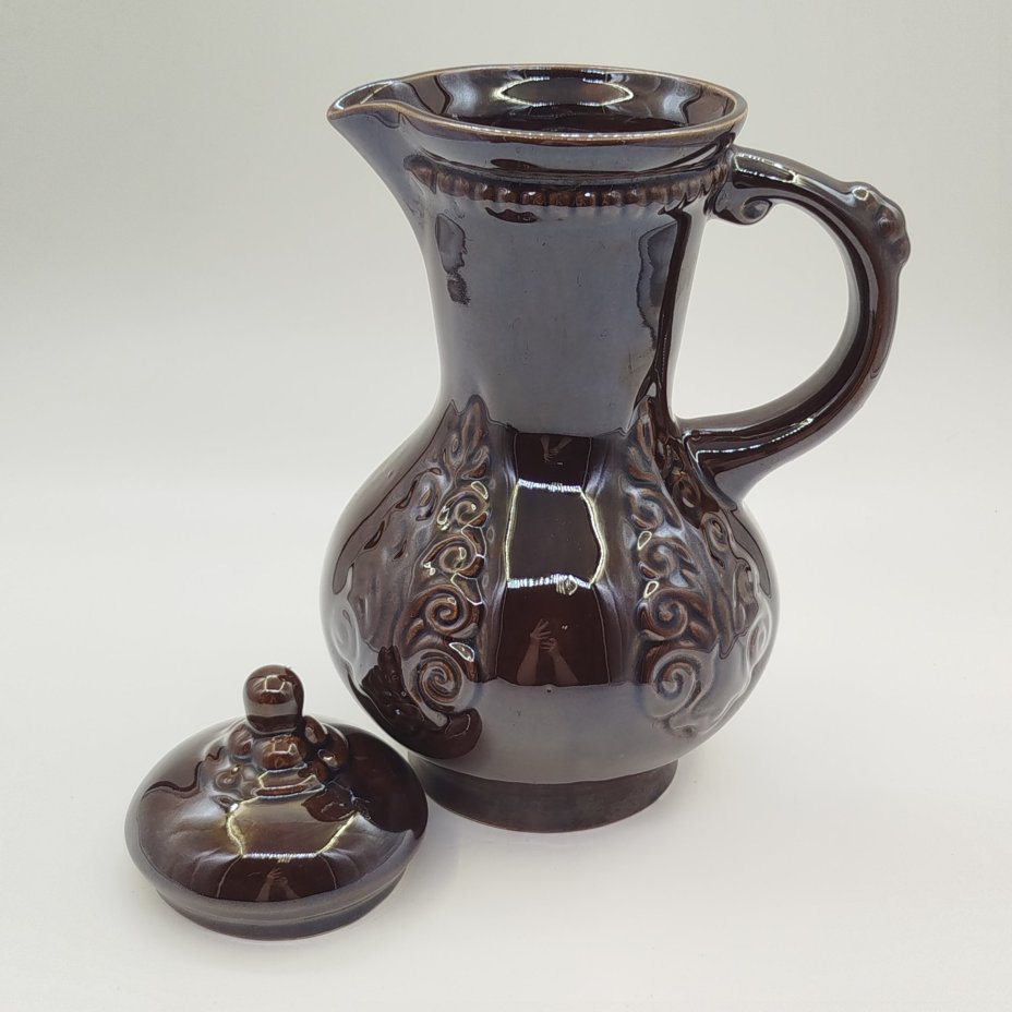 Кувшин с монохромным объемным орнаментальным декором, керамика, глазурь, СССР, 1970-1990 гг.