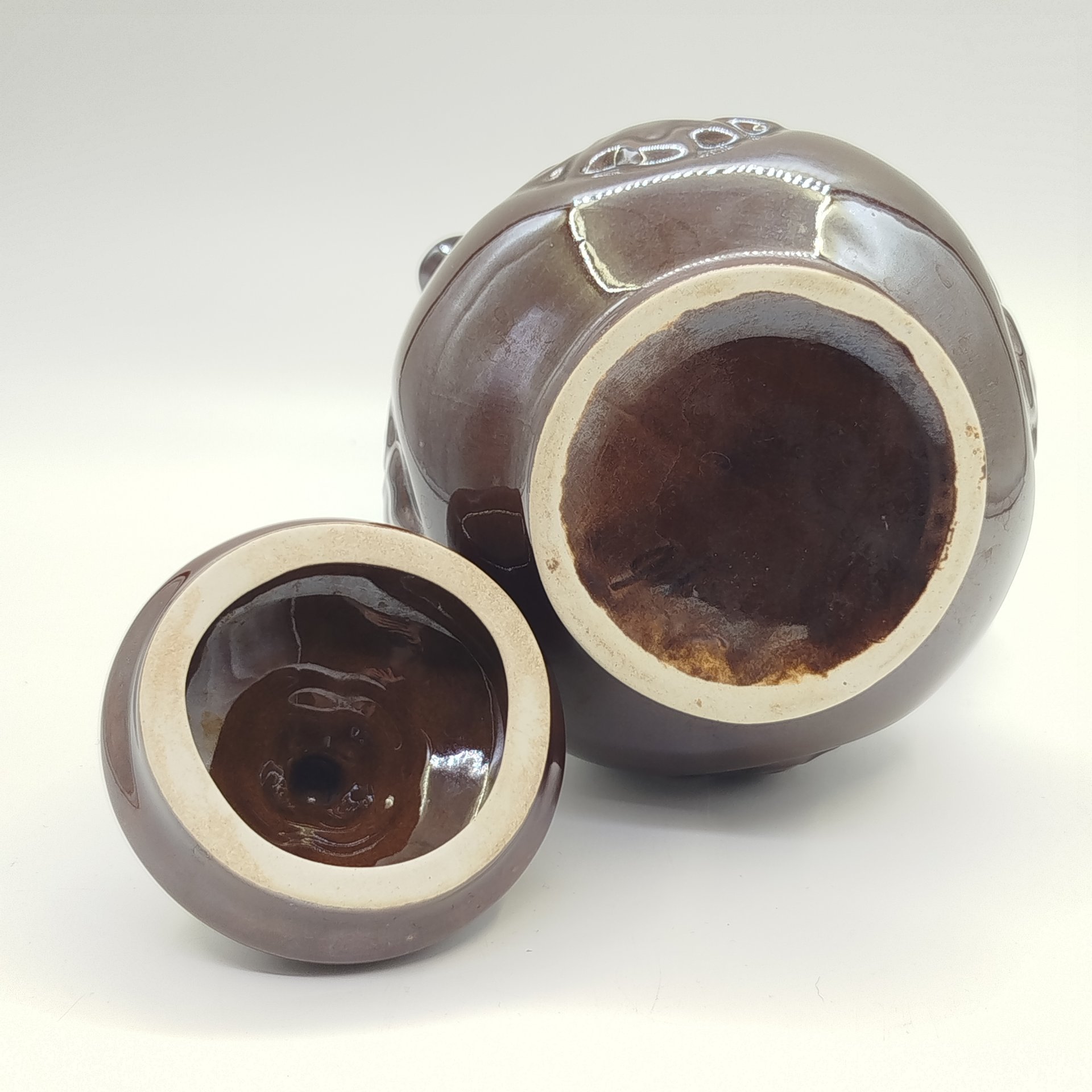 Кувшин с монохромным объемным орнаментальным декором, керамика, глазурь, СССР, 1970-1990 гг.