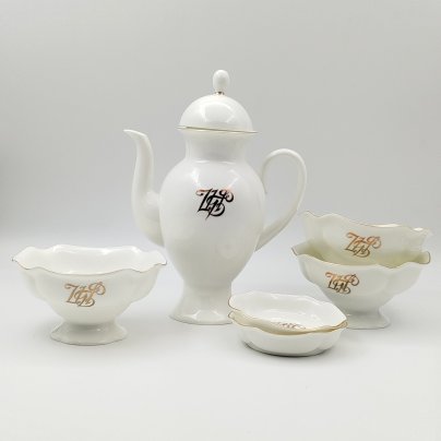 Часть кофейного сервиза с логотипом Центробанка (три вазочки, две розетки и кофейник), форма "Классическая-2" (автор Н.П. Славина), рисунок "Золотая лента", фарфор, золочение, Ленинградский фарфоровый завод (ЛФЗ), Российская Федерация, 1992-2001 гг.