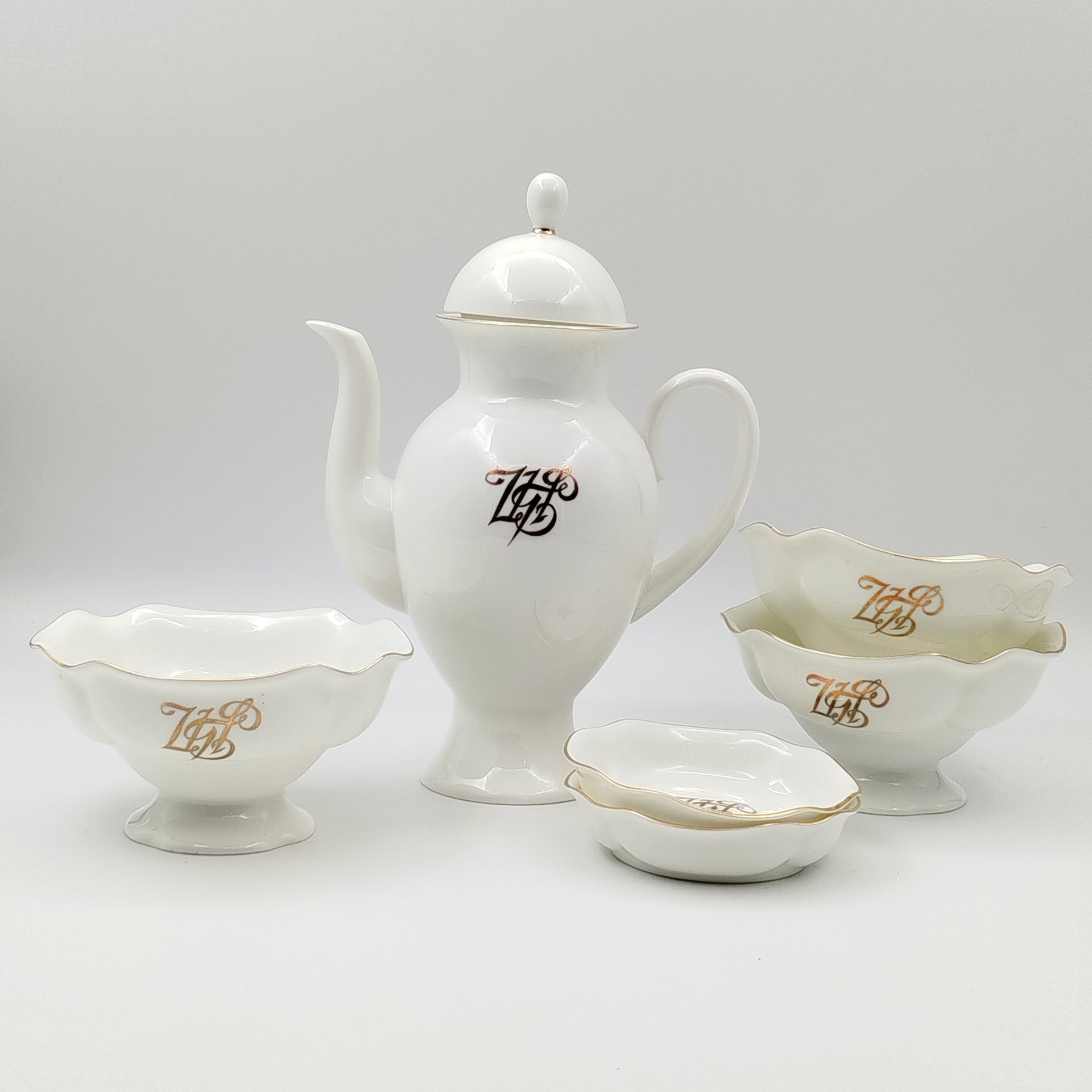 Часть кофейного сервиза с логотипом Центробанка (три вазочки, две розетки и кофейник), форма "Классическая-2" (автор Н.П. Славина), рисунок "Золотая лента", фарфор, золочение, Ленинградский фарфоровый завод (ЛФЗ), Российская Федерация, 1992-2001 гг.