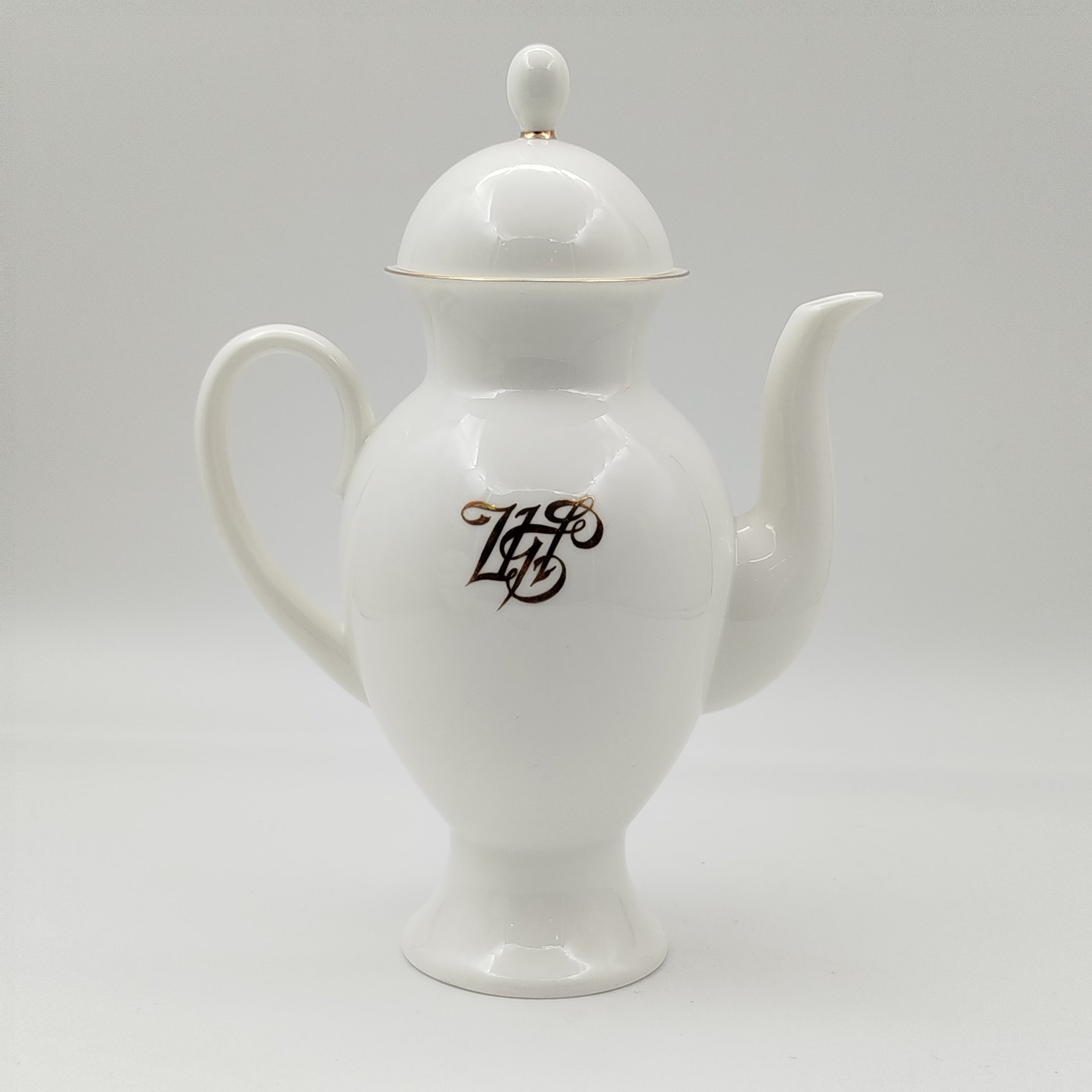 Часть кофейного сервиза с логотипом Центробанка (три вазочки, две розетки и кофейник), форма "Классическая-2" (автор Н.П. Славина), рисунок "Золотая лента", фарфор, золочение, Ленинградский фарфоровый завод (ЛФЗ), Российская Федерация, 1992-2001 гг.