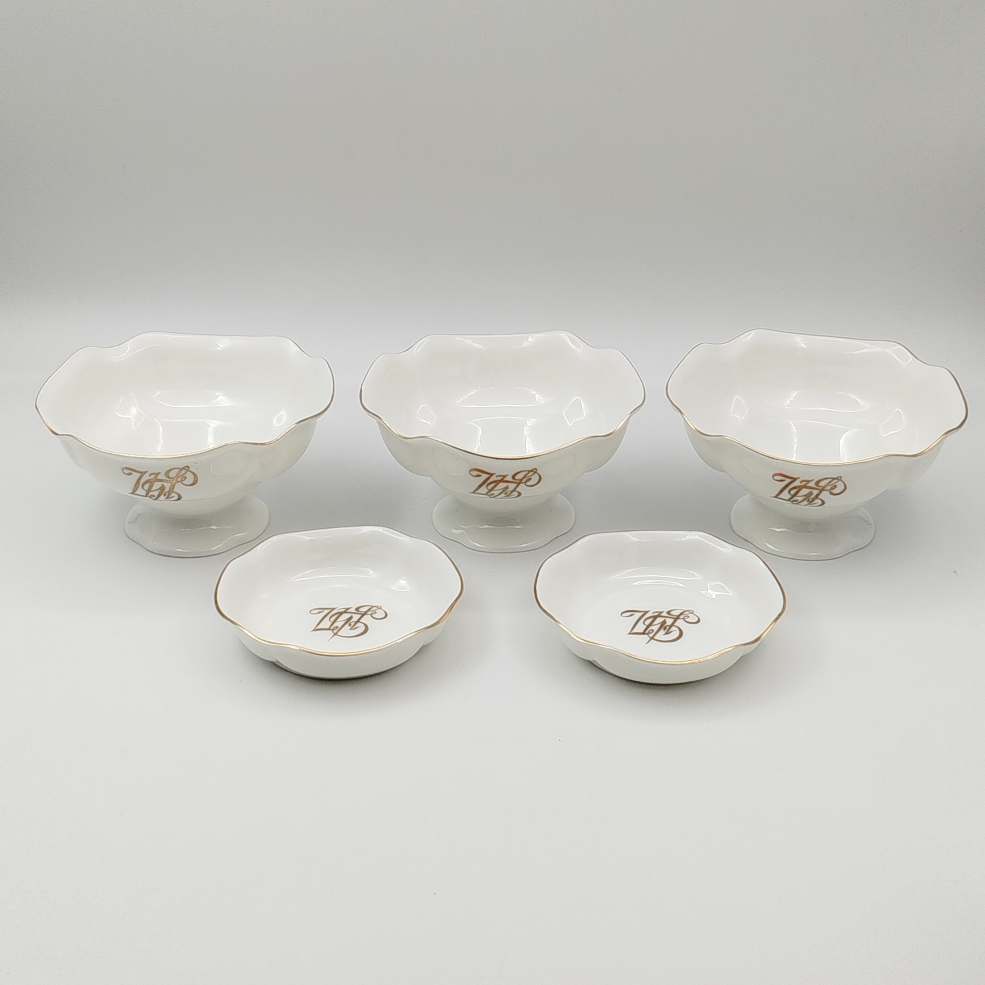 Часть кофейного сервиза с логотипом Центробанка (три вазочки, две розетки и кофейник), форма "Классическая-2" (автор Н.П. Славина), рисунок "Золотая лента", фарфор, золочение, Ленинградский фарфоровый завод (ЛФЗ), Российская Федерация, 1992-2001 гг.