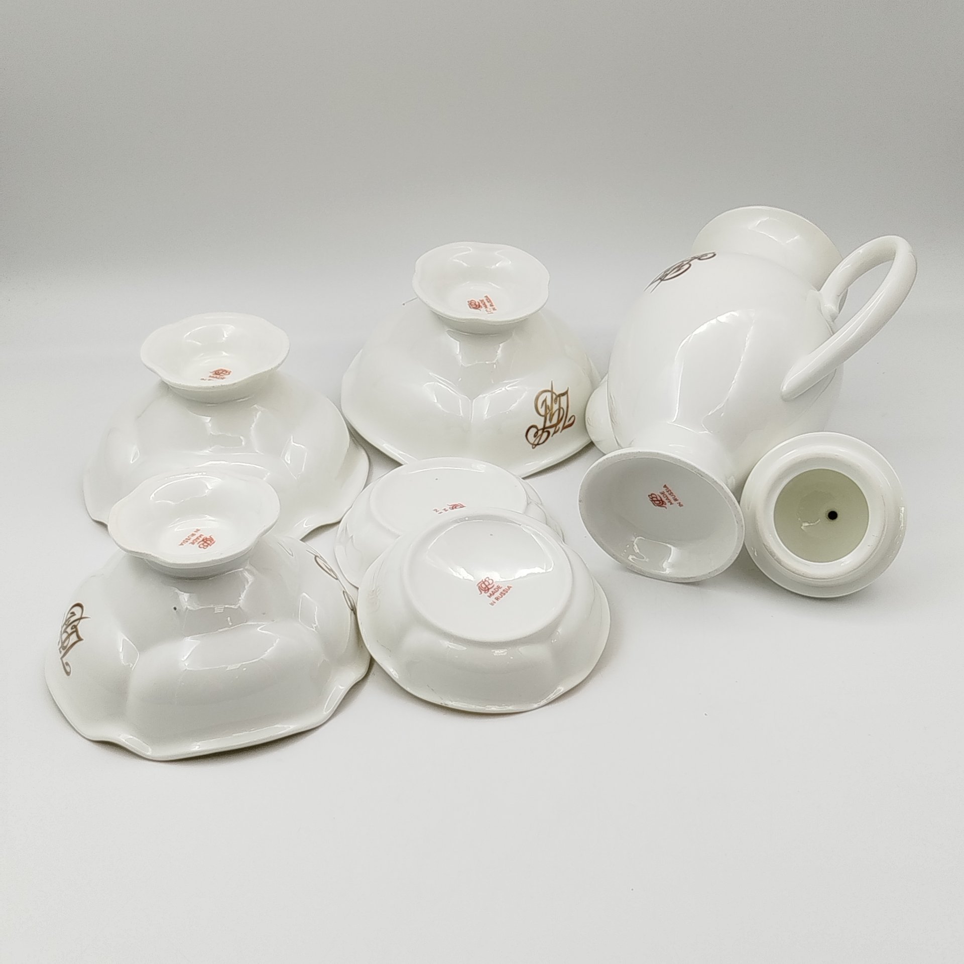 Часть кофейного сервиза с логотипом Центробанка (три вазочки, две розетки и кофейник), форма "Классическая-2" (автор Н.П. Славина), рисунок "Золотая лента", фарфор, золочение, Ленинградский фарфоровый завод (ЛФЗ), Российская Федерация, 1992-2001 гг.