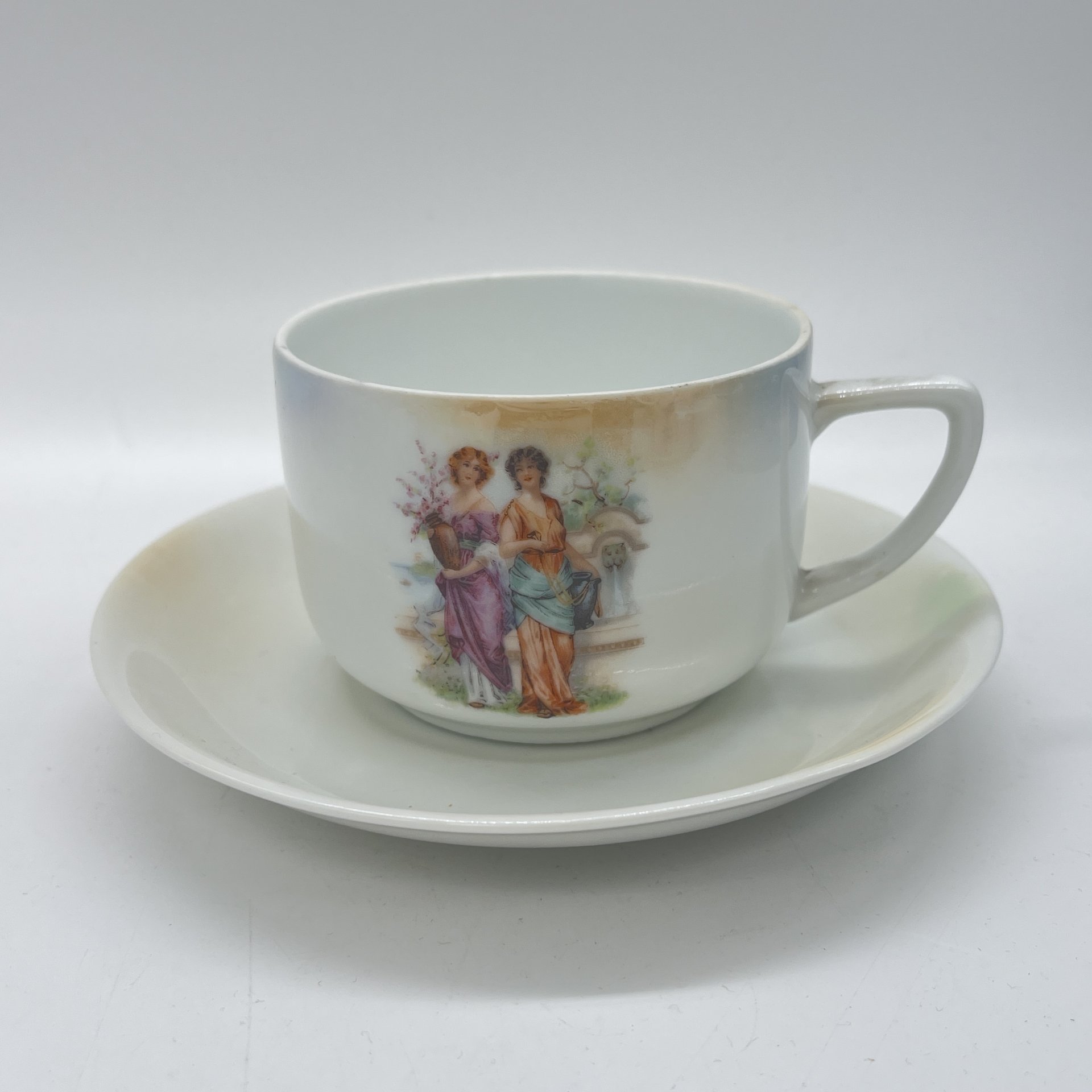 Чайная пара с аллегорическим изображением девушек, фарфор, деколь, крытье, Victoria, Чехословакия, 1918-1939 гг.