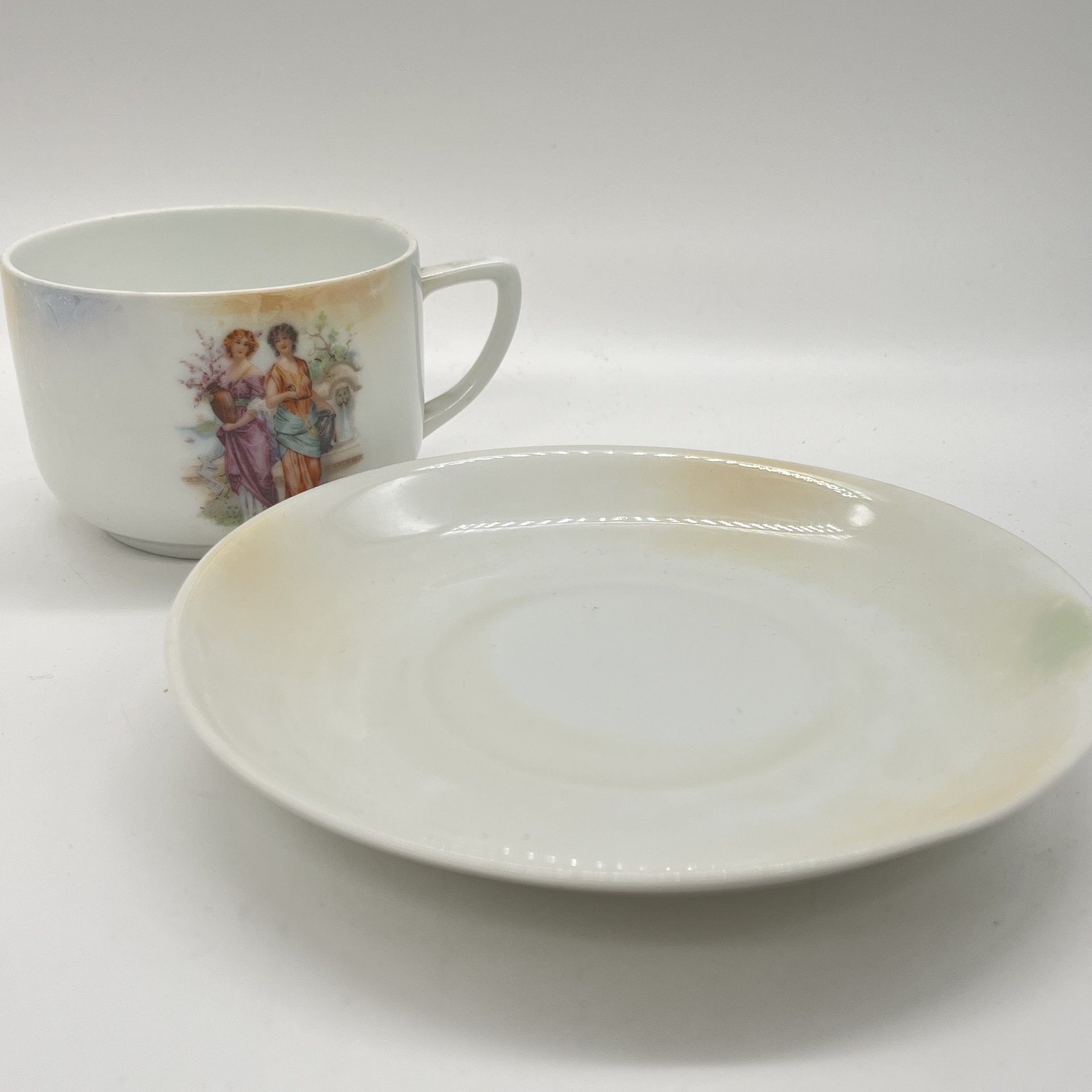 Чайная пара с аллегорическим изображением девушек, фарфор, деколь, крытье, Victoria, Чехословакия, 1918-1939 гг.