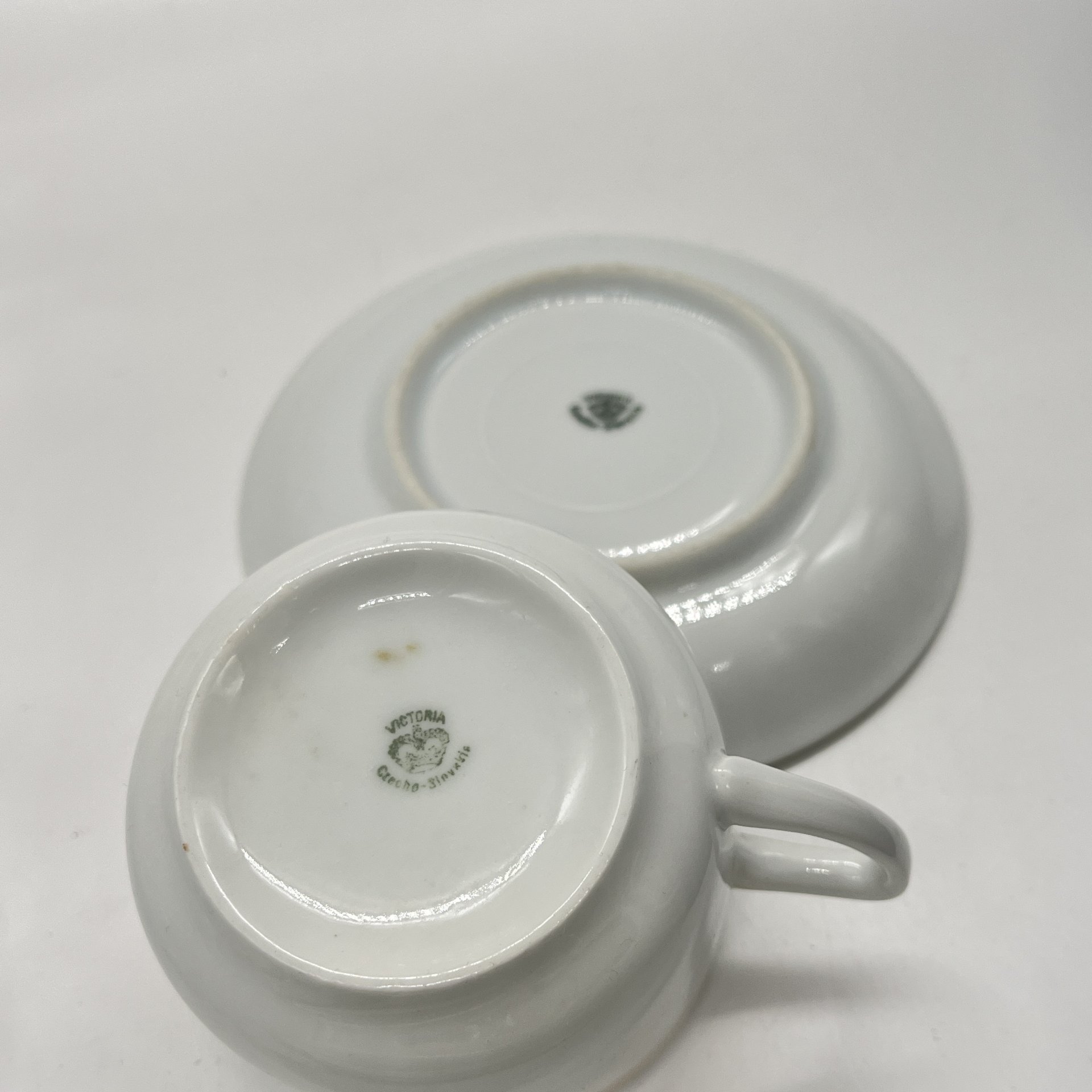 Чайная пара с аллегорическим изображением девушек, фарфор, деколь, крытье, Victoria, Чехословакия, 1918-1939 гг.