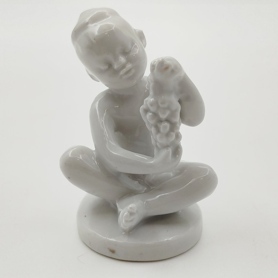 Статуэтка "Мальчик с виноградом" (без росписи) из серии "Счастливое детство", скульптор Г.С. Столбова, фарфор, Ленинградский фарфоровый завод (ЛФЗ), СССР, 1950-1960 гг.